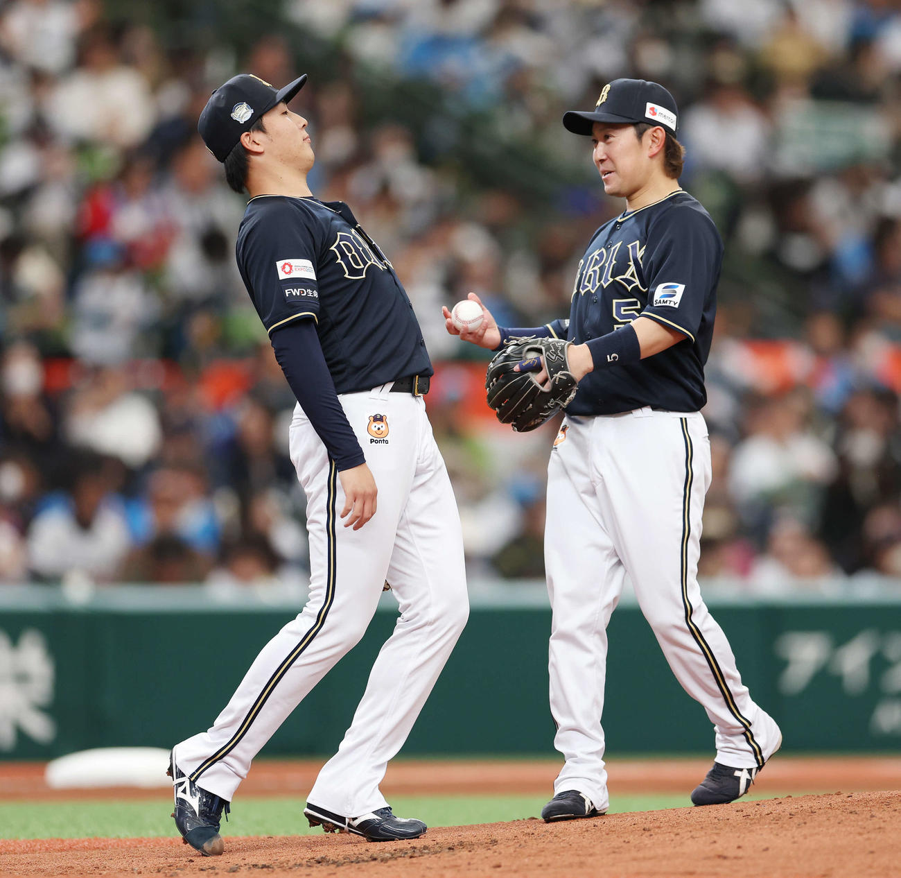 西武対オリックス　2回裏西武無死、アギラーを三ゴロにした西野（右）とのけぞる東（撮影・宮地輝）