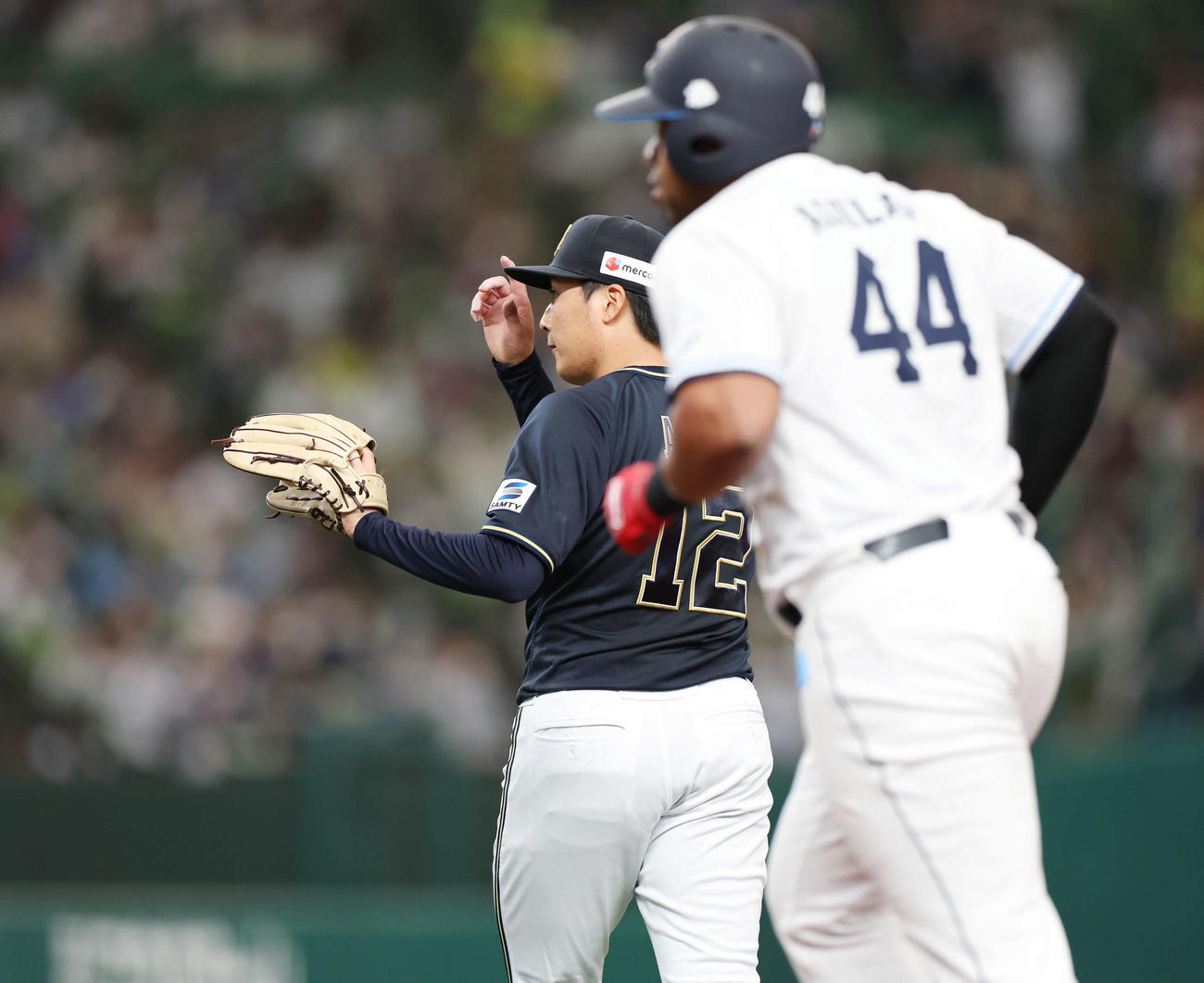 西武対オリックス　5回裏西武無死、アギラー（手前）を一ゴロにした東（撮影・宮地輝）