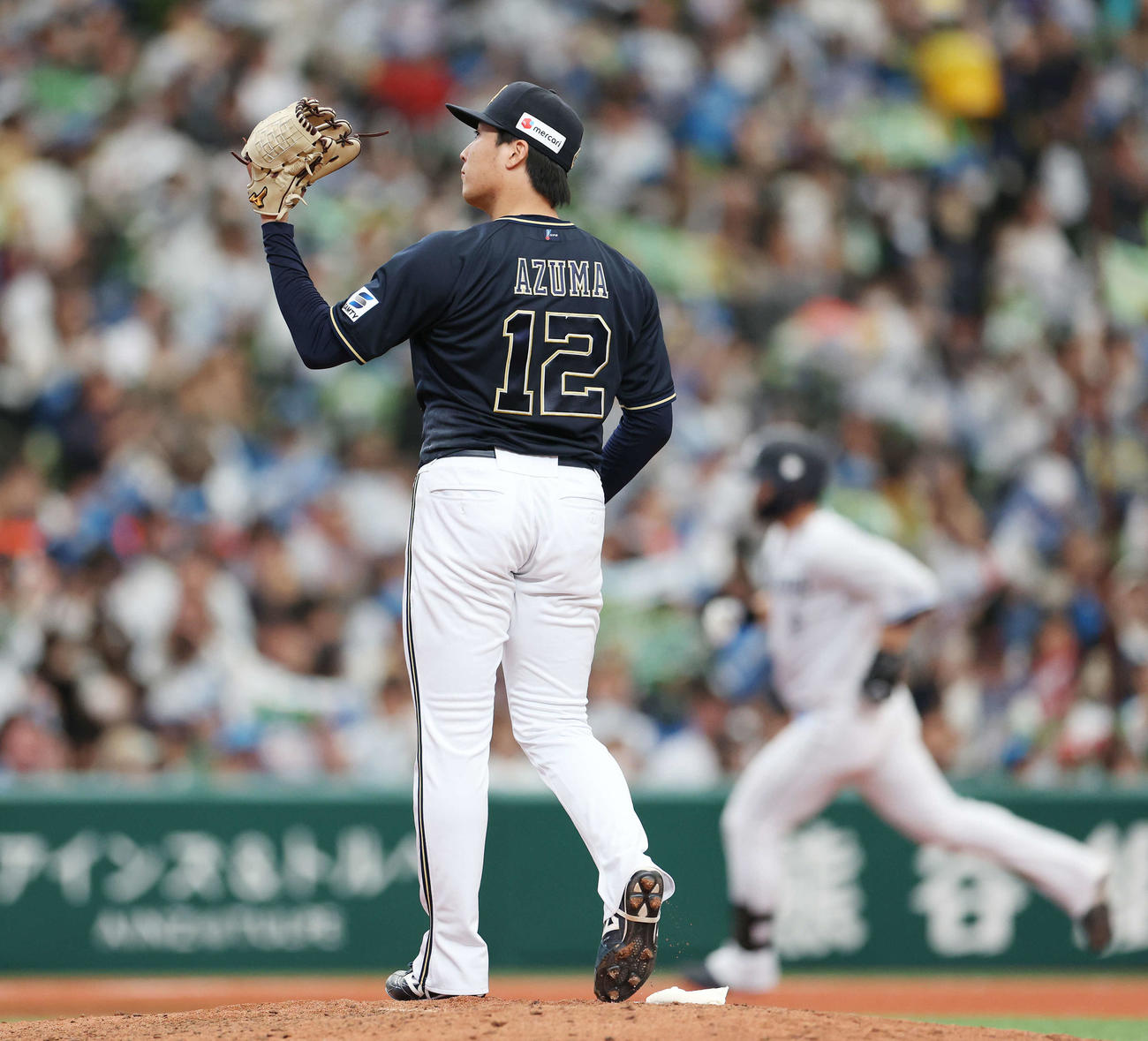 西武対オリックス　7回裏西武1死、外崎（後方）に左越えソロ本塁打を浴びる東（撮影・宮地輝）
