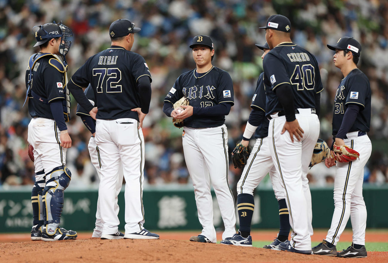 西武対オリックス　7回裏西武1死、外崎に左越えソロ本塁打を浴びた東（中央）のもとに集まる選手たち（撮影・宮地輝）