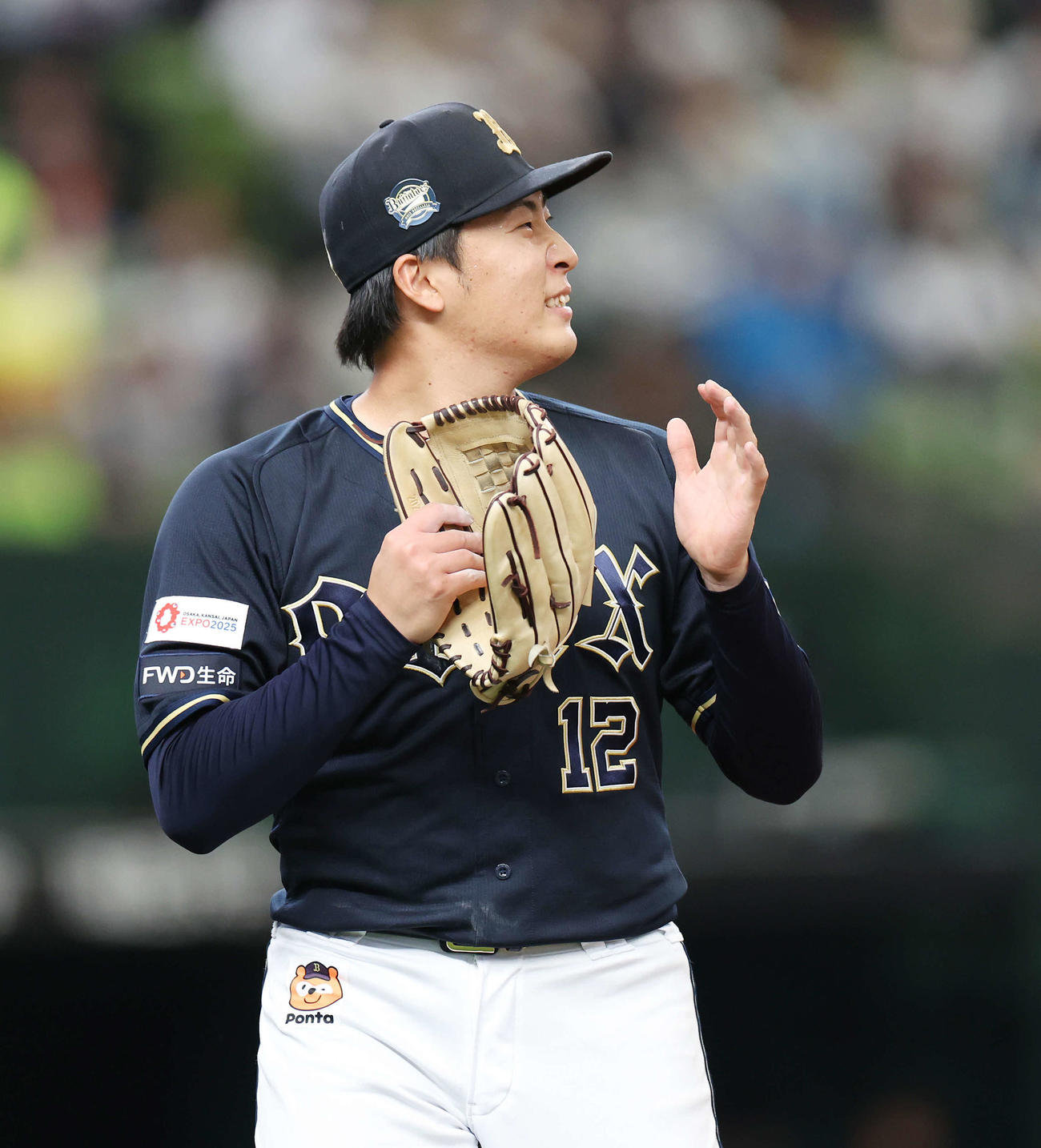 西武対オリックス　7回裏にソロ本塁打を浴びた東は悔しい表情を見せながらベンチに下がる（撮影・宮地輝）