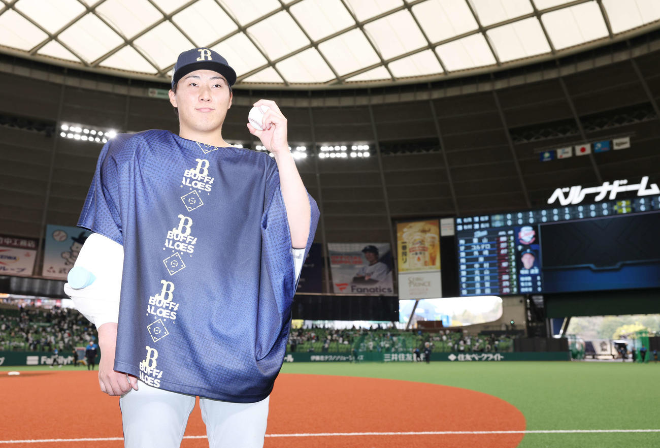 西武対オリックス　西武に勝利し、勝利球を手に記念撮影するオリックス東（撮影・宮地輝）