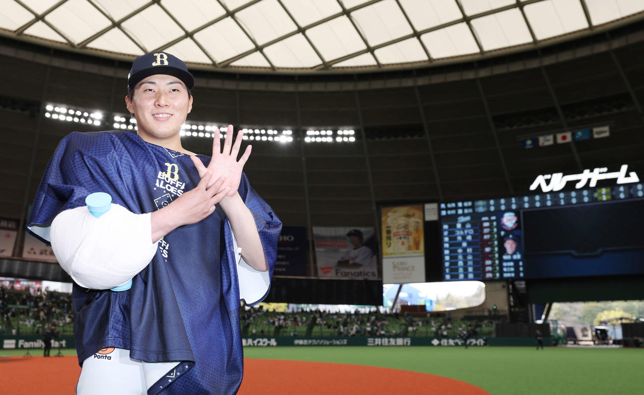 西武対オリックス　西武に勝利し、デビューから8連勝したオリックス東（撮影・宮地輝）