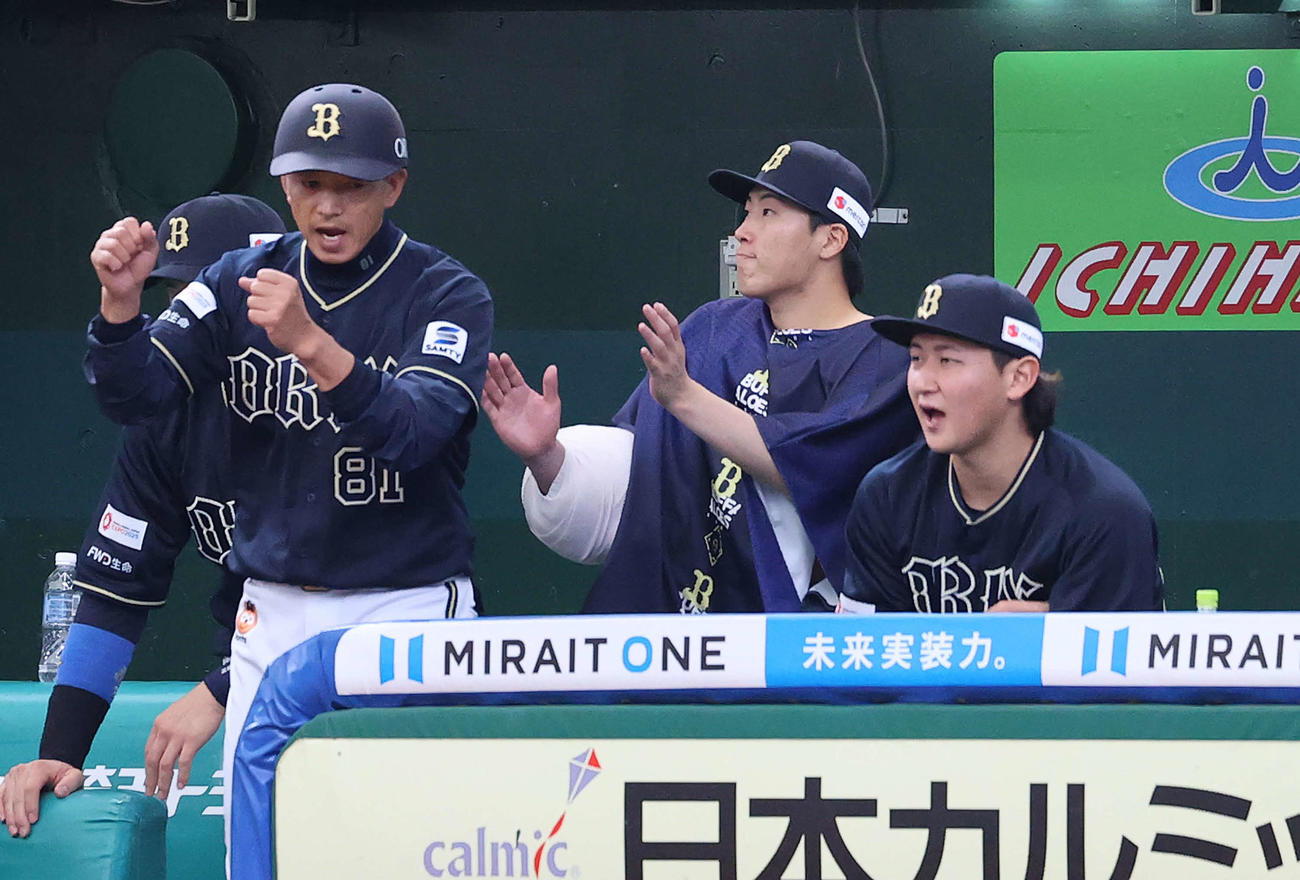 西武対オリックス　9回裏西武2死一、二塁、中村剛が三ゴロに倒れ、手をたたく東（中央）（撮影・河野匠）