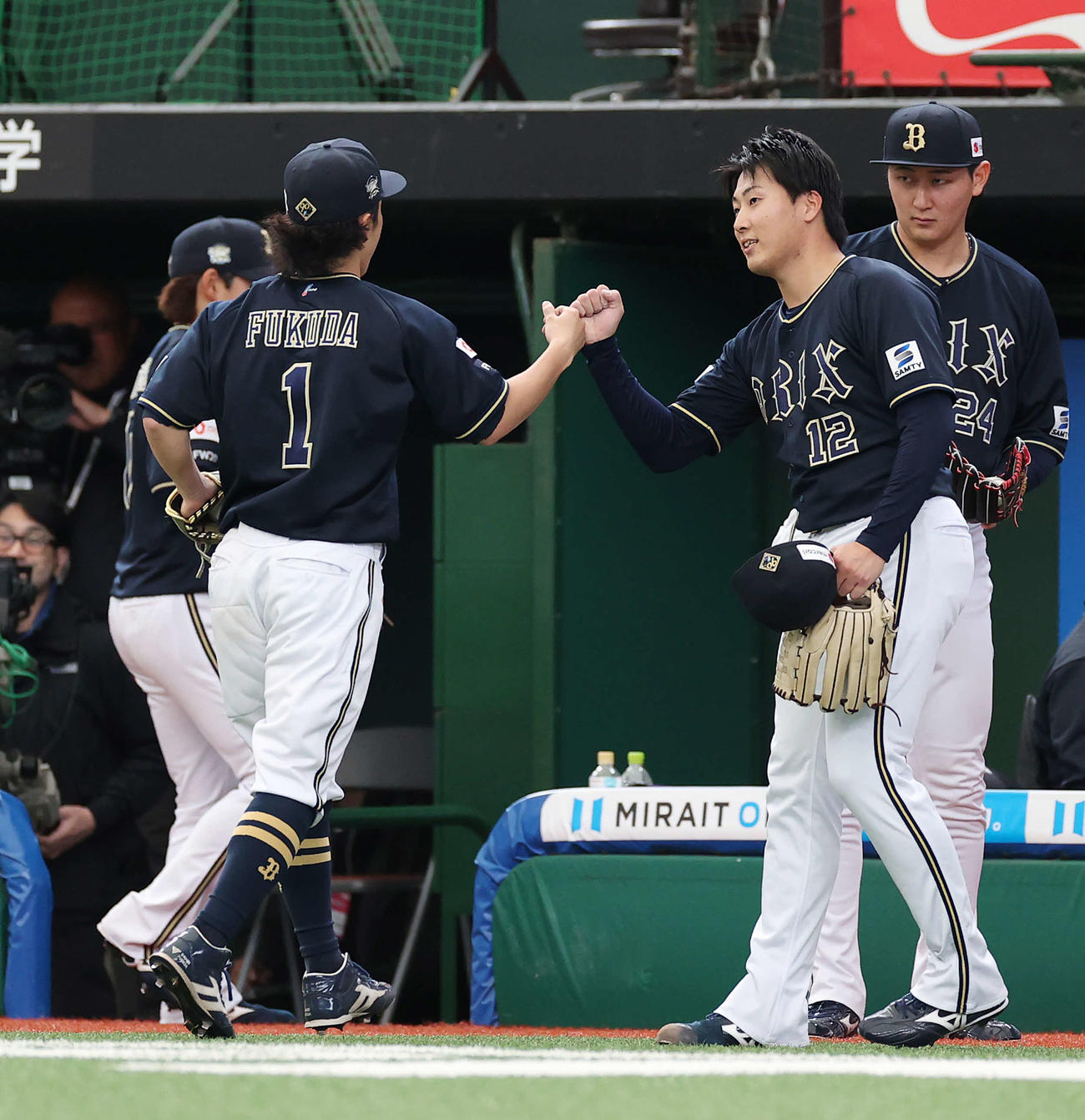 西武対オリックス　5回裏を終え、福田（左）とグータッチする東（撮影・河野匠）