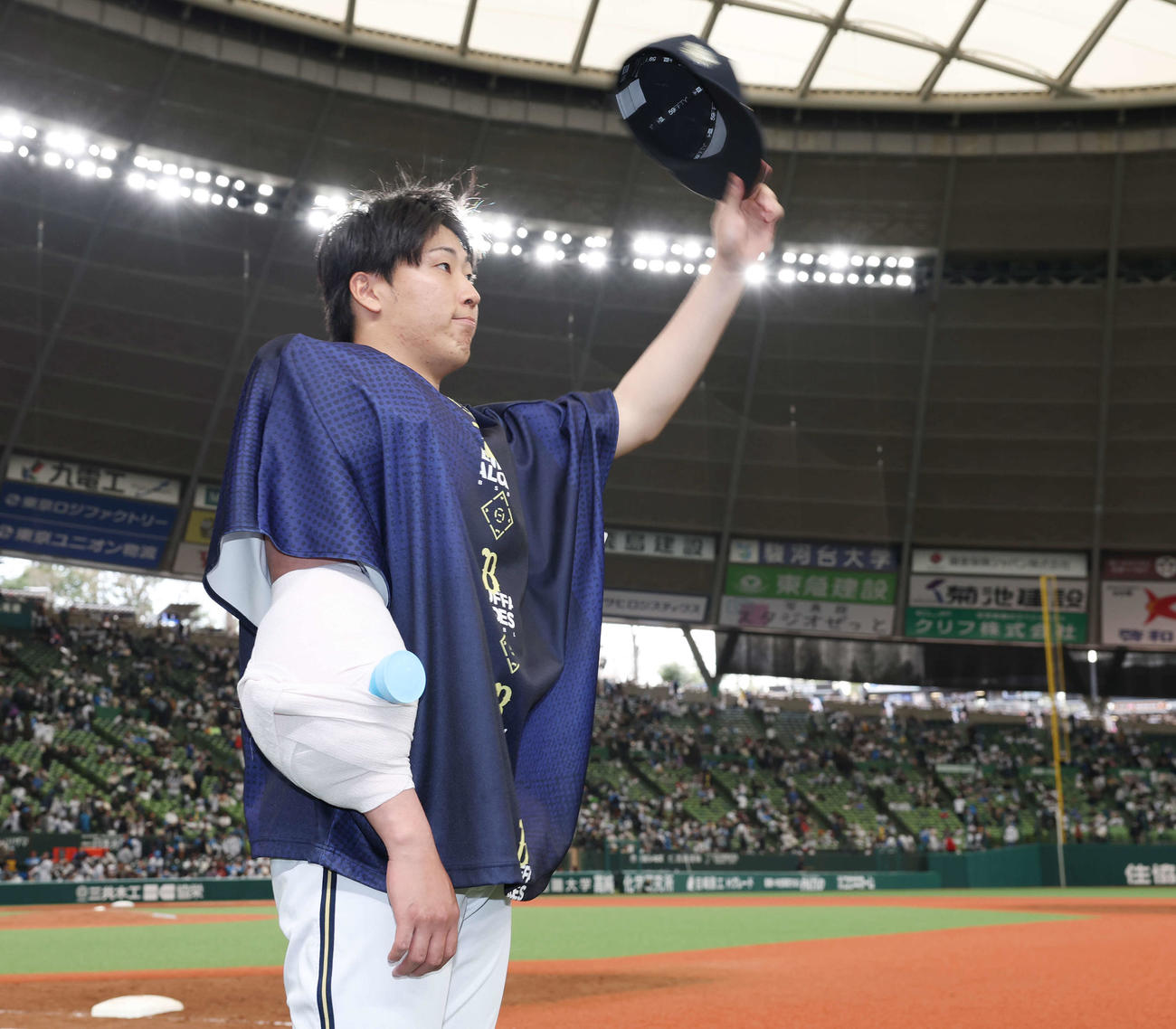 西武対オリックス　西武に勝利し、ファンにあいさつするオリックス東（撮影・宮地輝）