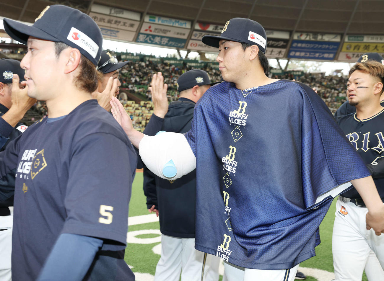 西武対オリックス　西武に勝利し、チームメートとタッチを交わすオリックス東（撮影・宮地輝）