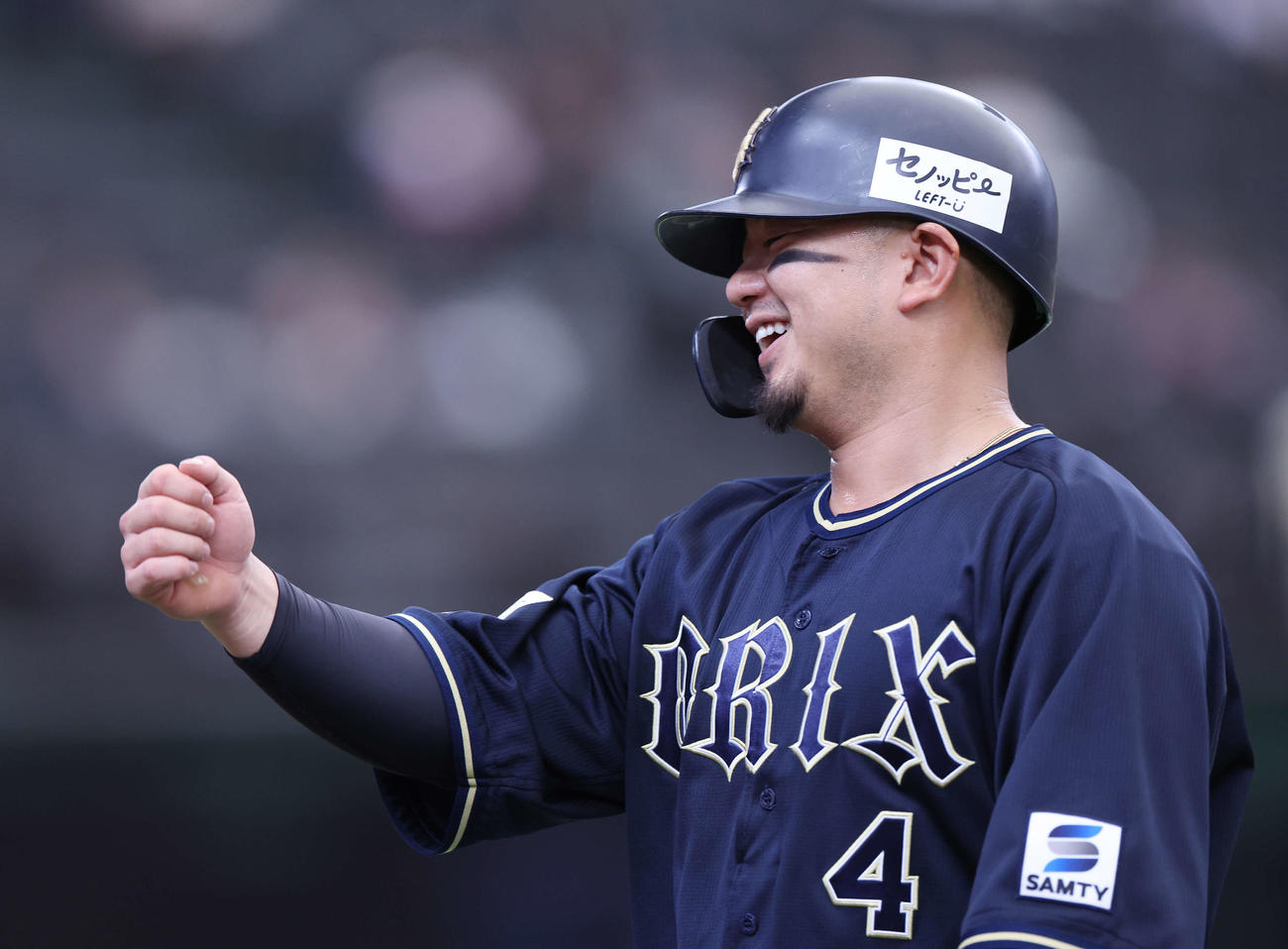 西武対オリックス　6回表オリックス2死二塁、右適時打を放ち、笑顔でグータッチする森（撮影・宮地輝）