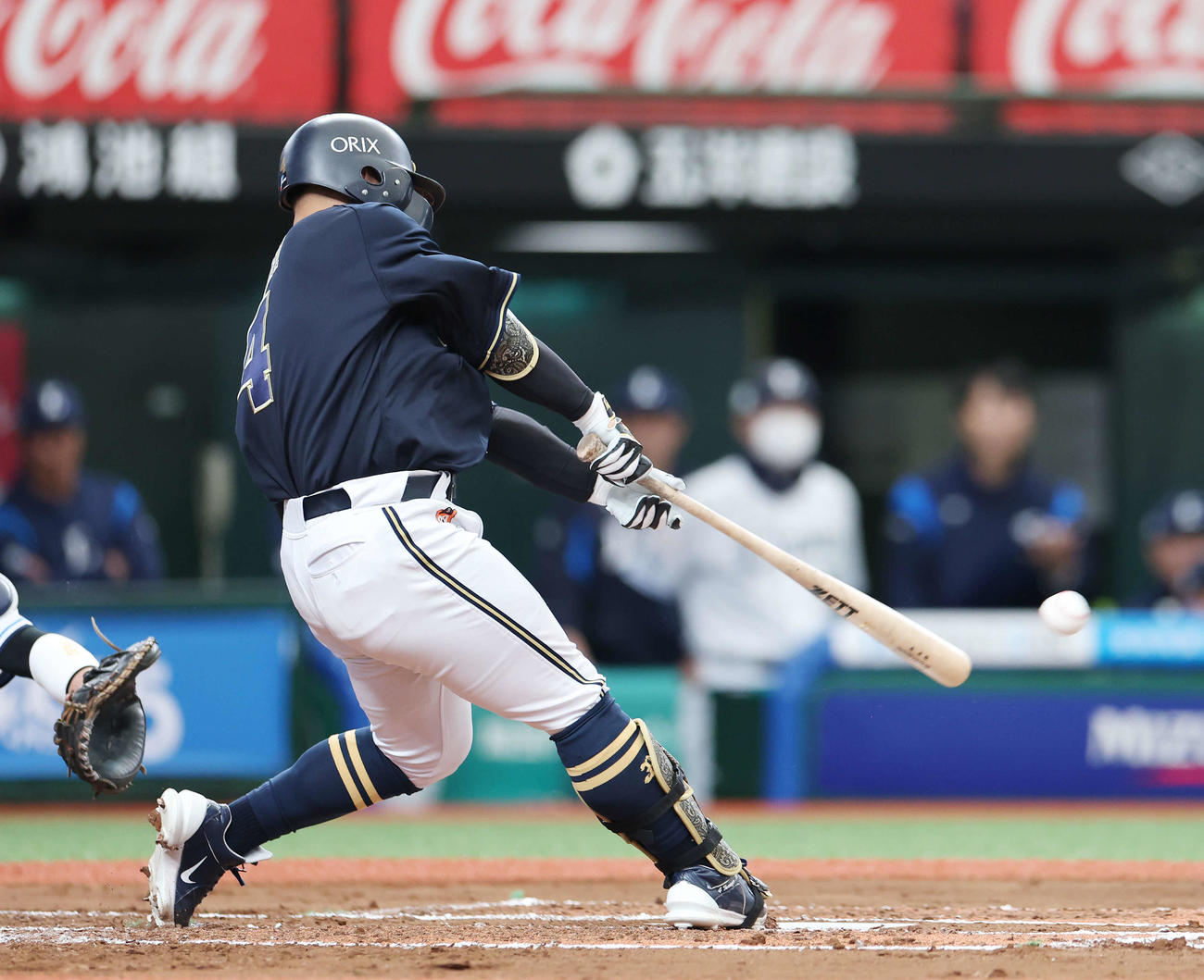 西武対オリックス　6回表オリックス2死二塁、右適時打を放つ森（撮影・宮地輝）
