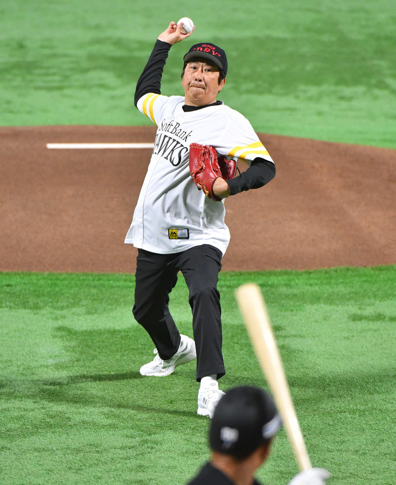 ソフトバンク対ロッテ　始球式を行う石橋貴明（撮影・岩下翔太）