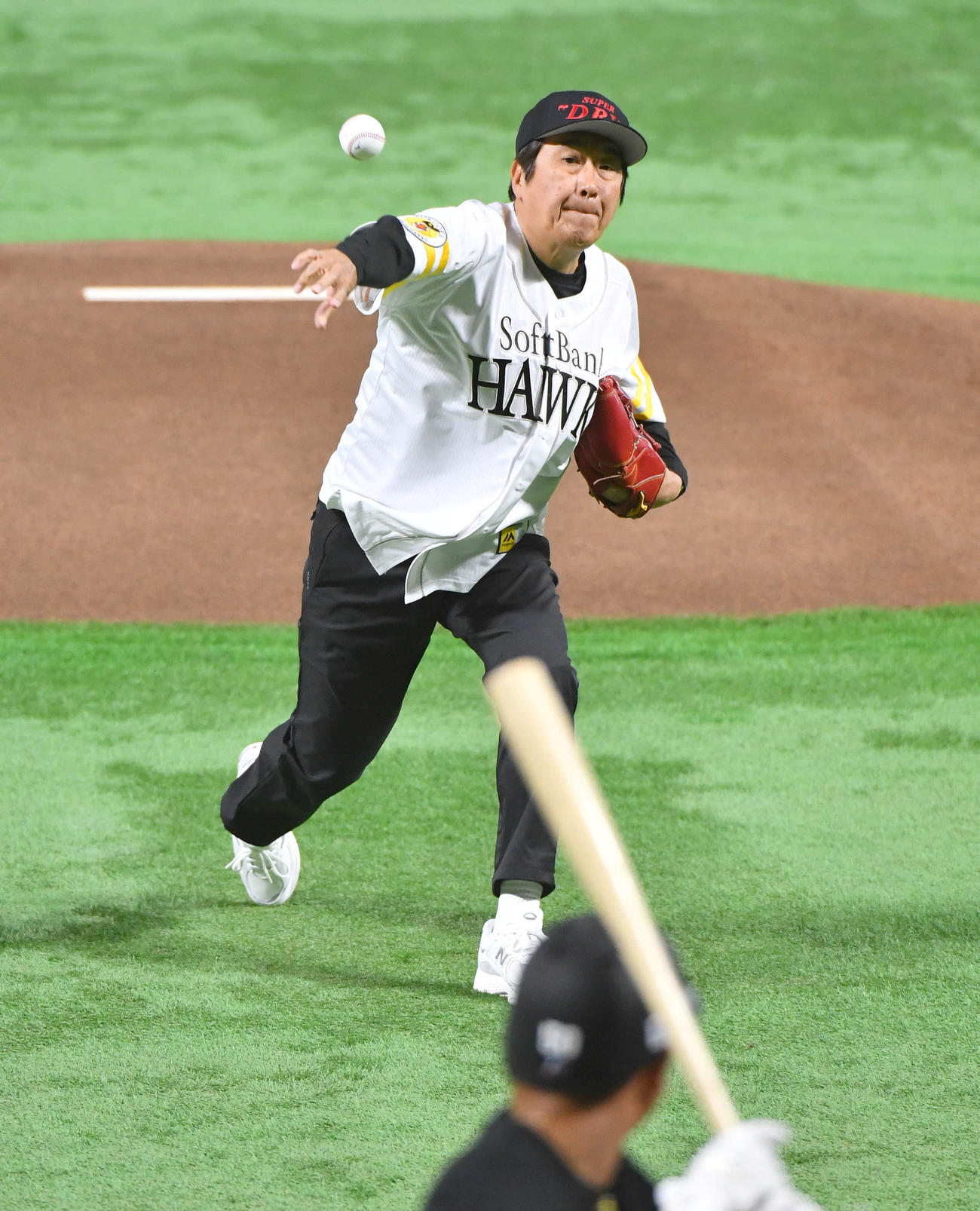 ソフトバンク対ロッテ　始球式を行う石橋貴明（撮影・岩下翔太）