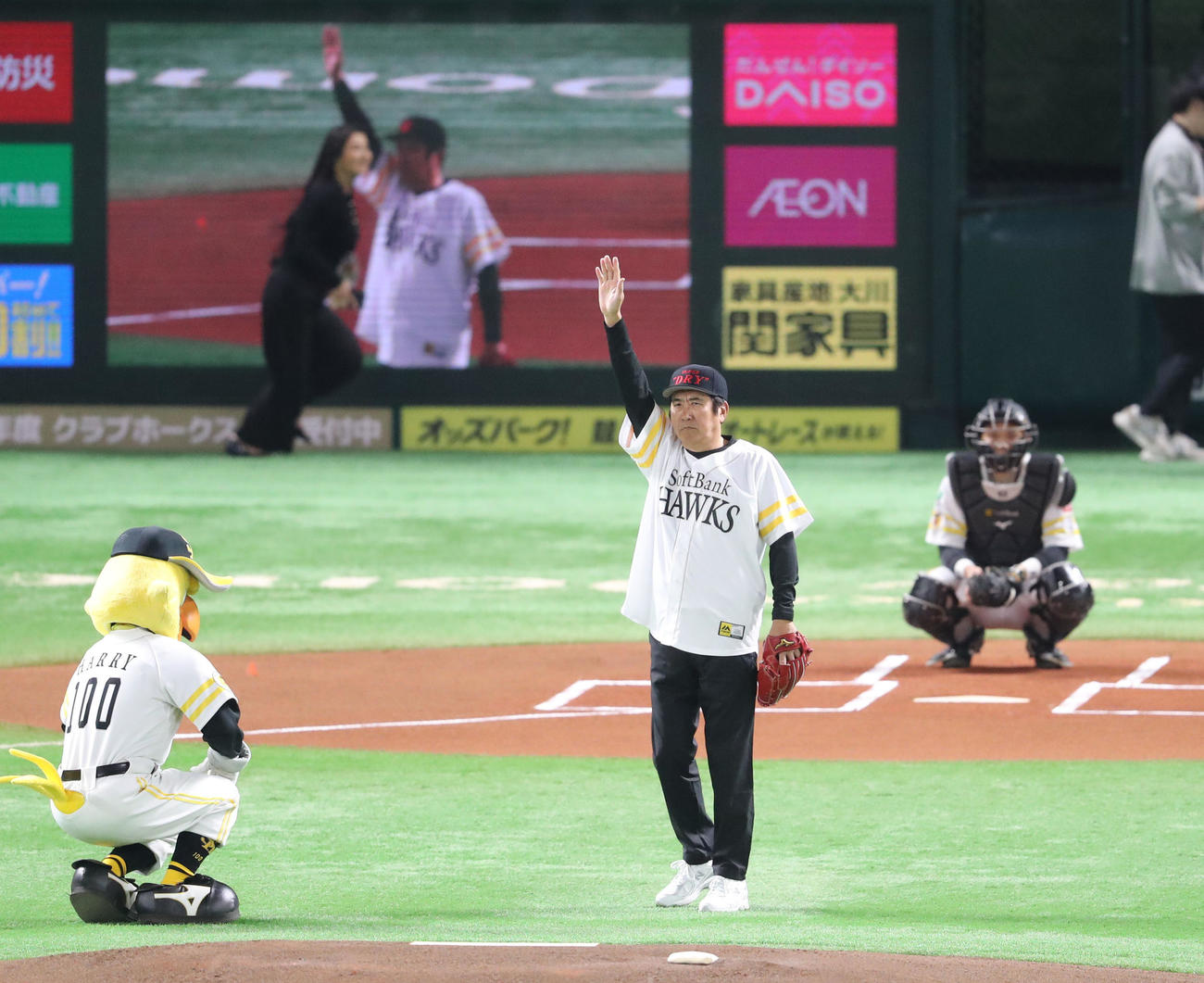 ソフトバンク対ロッテ　始球式に登場した石橋貴明（撮影・梅根麻紀）