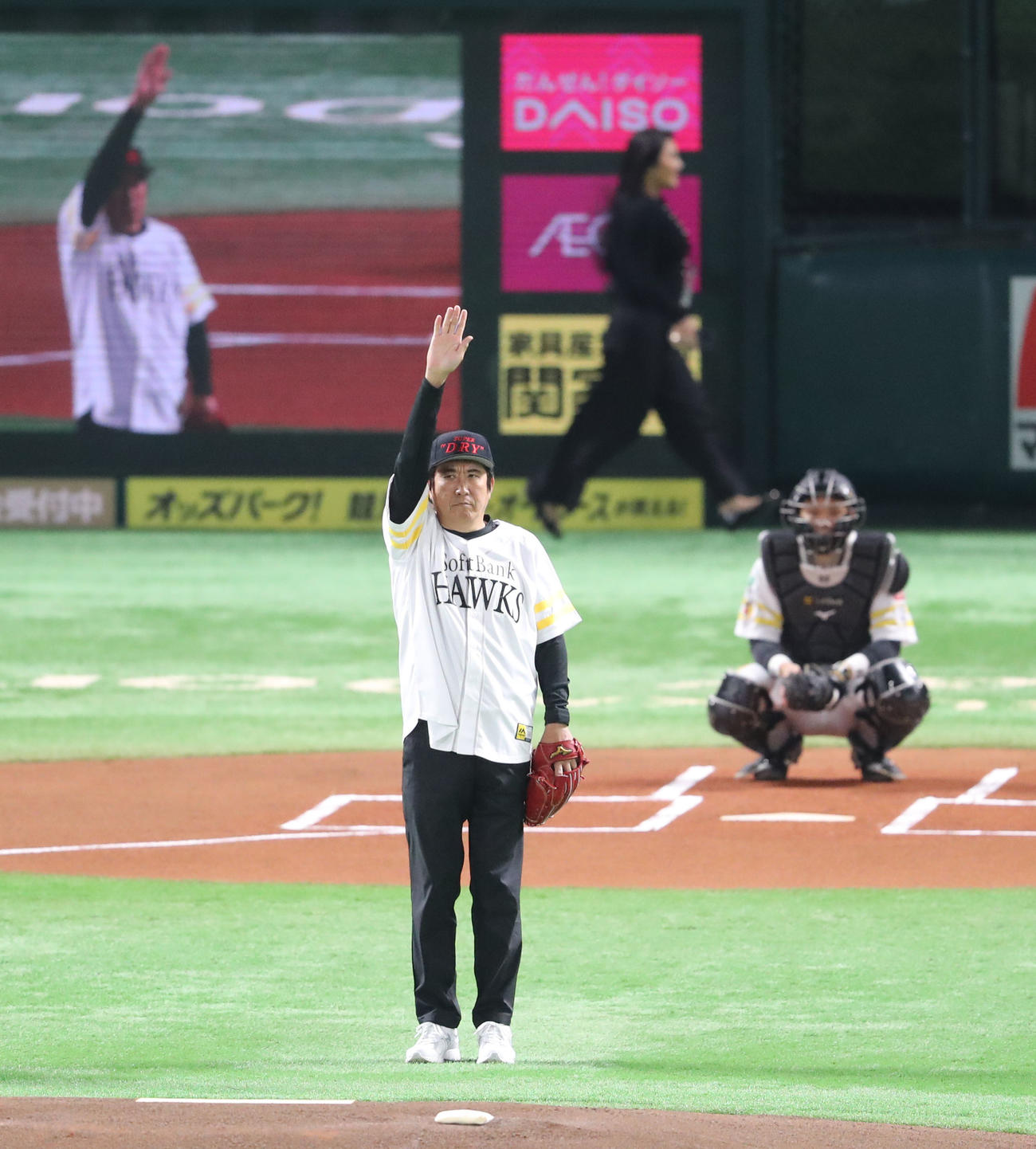 ソフトバンク対ロッテ　始球式に登場した石橋貴明（撮影・梅根麻紀）