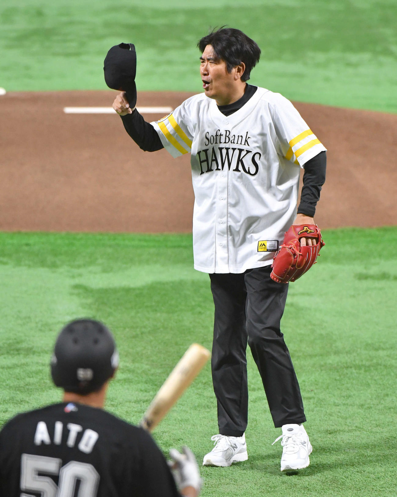 ソフトバンク対ロッテ　始球式を終えて一礼する石橋貴明（撮影・岩下翔太）