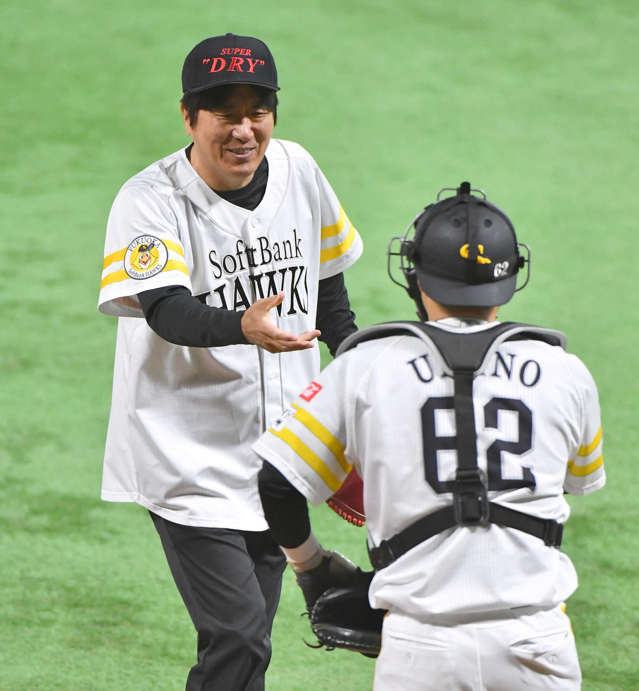 ソフトバンク対ロッテ　始球式を終え、海野（右）から笑顔でボールを受け取る石橋貴明（撮影・岩下翔太）