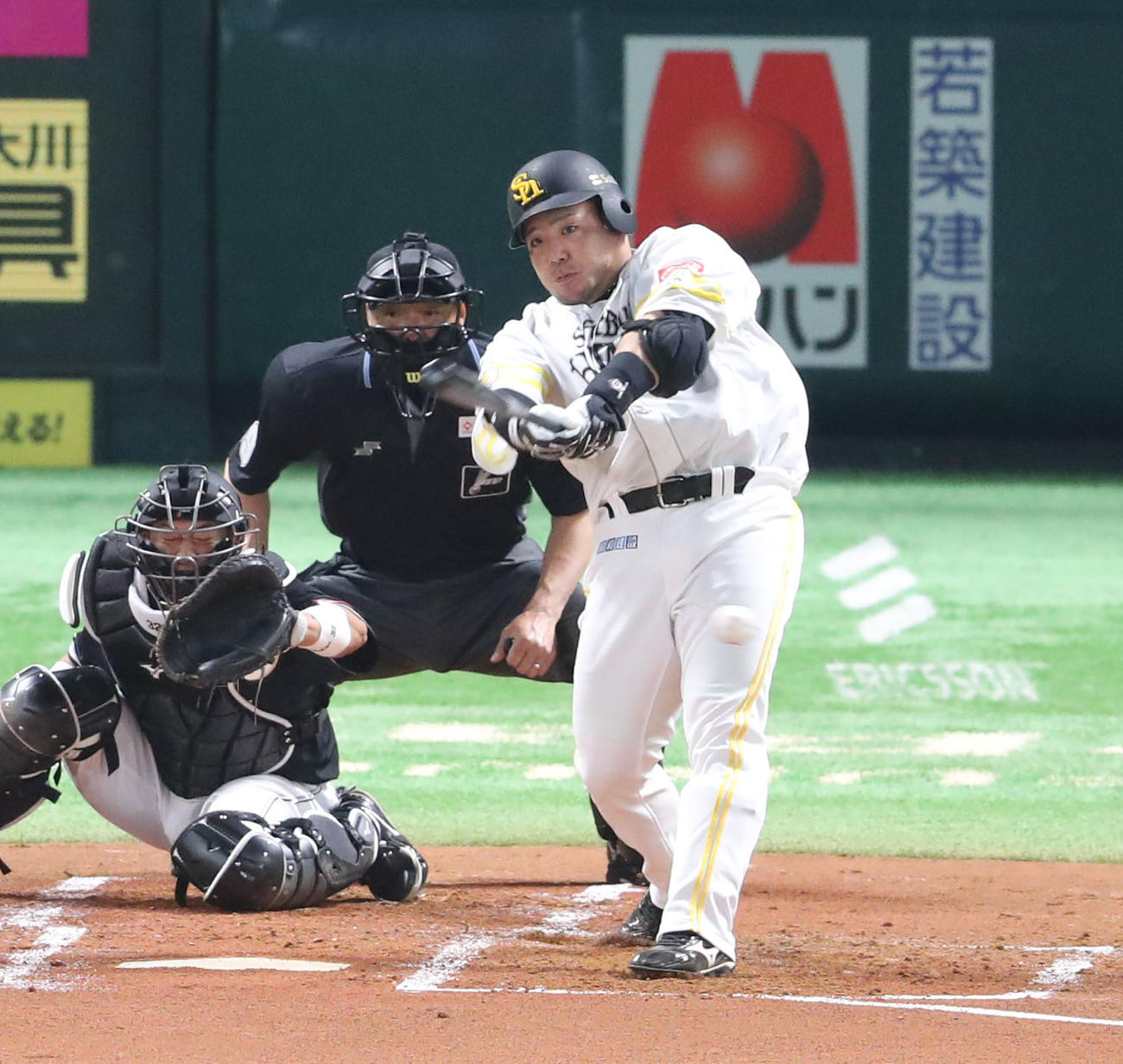 ソフトバンク対ロッテ　1回裏ソフトバンク1死一、二塁、山川は左越えに逆転となる2点適時二塁打を放つ（撮影・梅根麻紀）