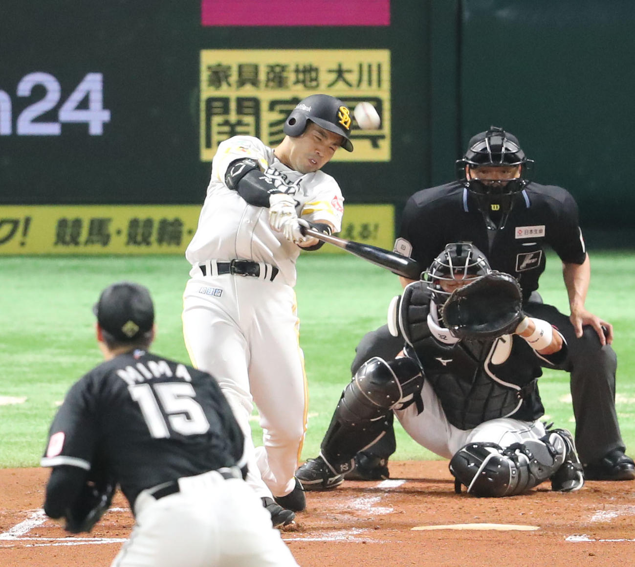 ソフトバンク対ロッテ　1回裏ソフトバンク1死二塁、近藤は右越えに2点本塁打を放つ（撮影・梅根麻紀）