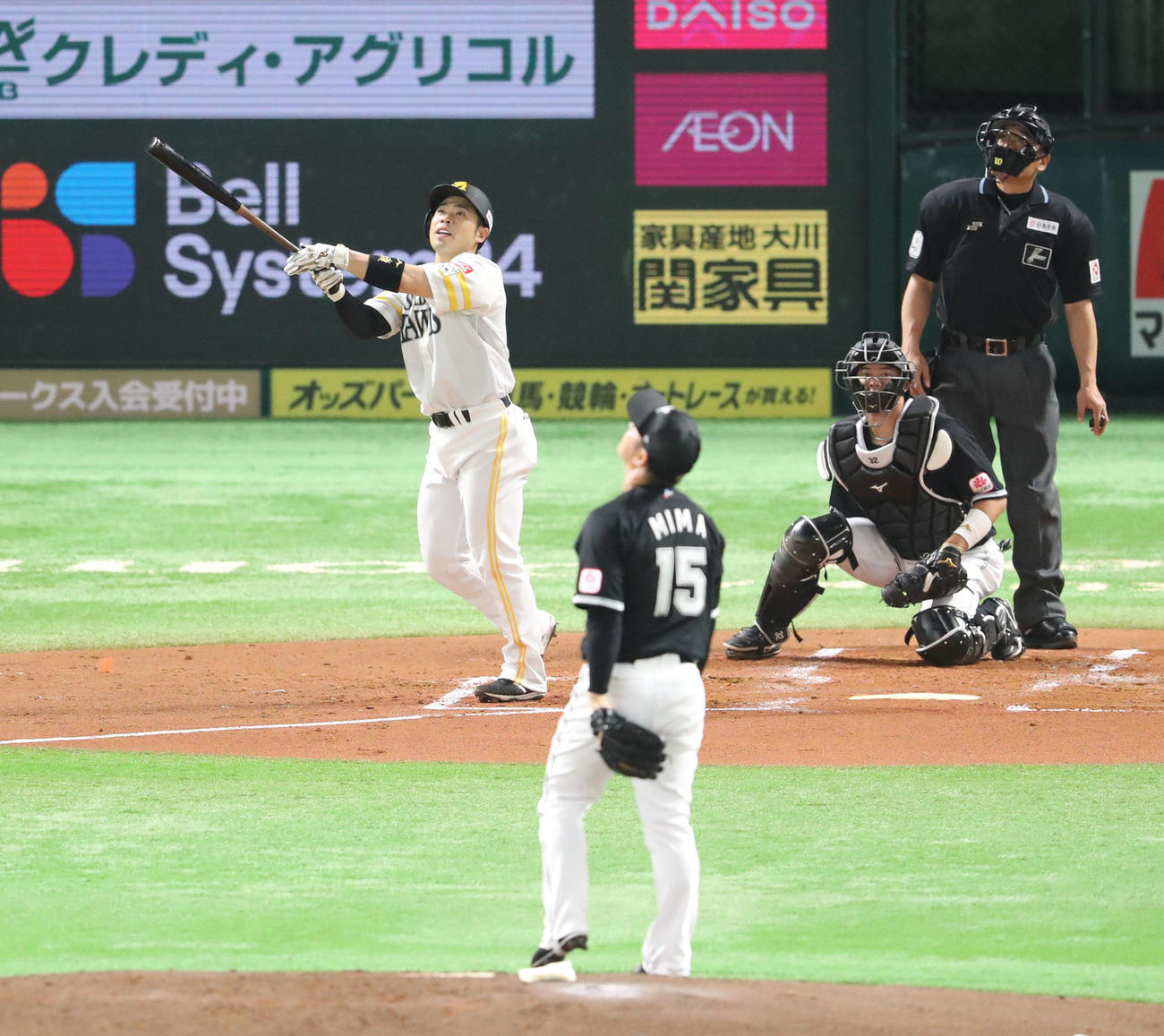 ソフトバンク対ロッテ　1回裏ソフトバンク1死二塁、近藤は右越えに2点本塁打を放つ（撮影・梅根麻紀）