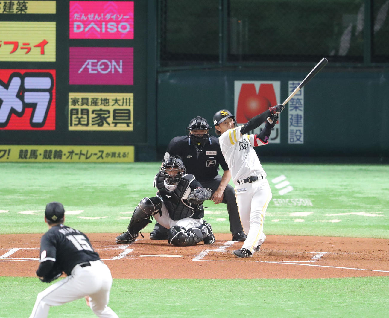 ソフトバンク対ロッテ　1回裏ソフトバンク1死、今宮は左越え二塁打を放つ（撮影・梅根麻紀）