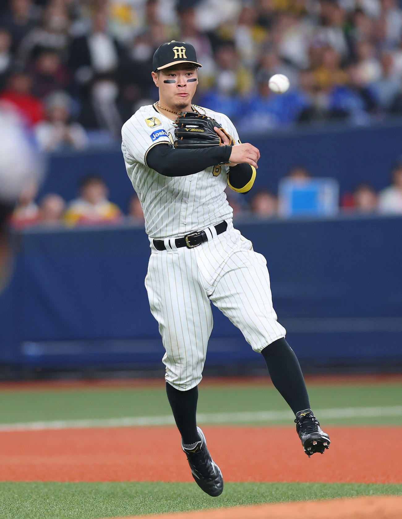 阪神対DeNA 3回表DeNA2死二塁、牧の三ゴロを軽快にさばく佐藤輝（撮影・前田充）