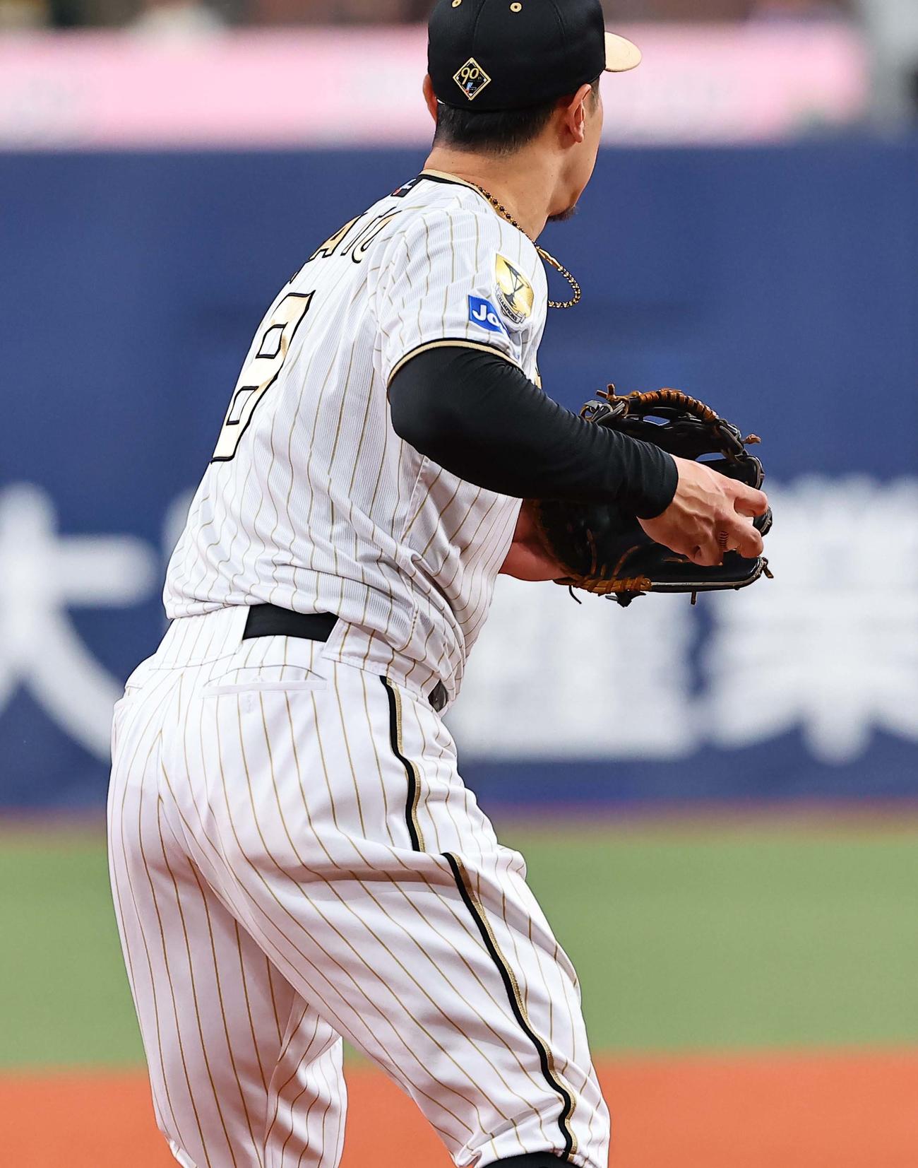 阪神対DeNA 3回表DeNA1死二塁、佐藤輝は佐野の三直を好捕する（撮影・上田博志）