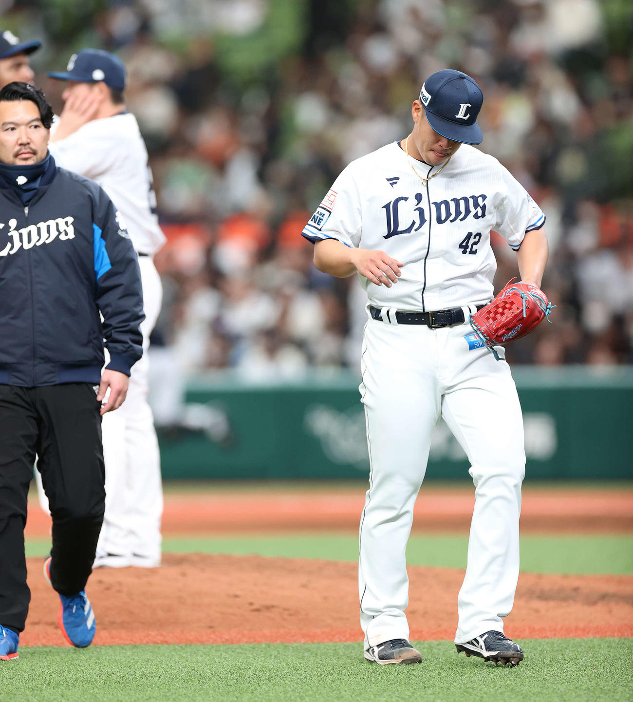 西武対オリックス　6回表オリックス1死二塁、降板となりうつむきながらベンチに向かうボー（撮影・河野匠）