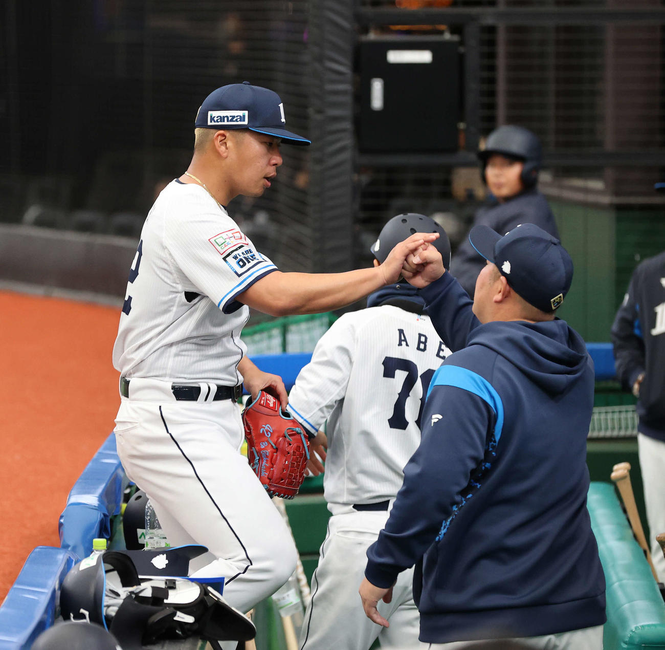 西武対オリックス　6回表オリックス1死二塁、降板となりベンチに迎えられるボー（撮影・河野匠）