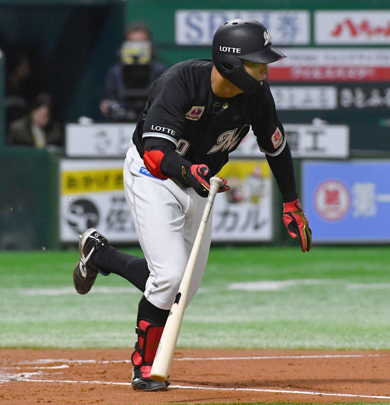 ソフトバンク対ロッテ　2回表ロッテ1死、二塁内野安打で出塁する上田（撮影・岩下翔太）