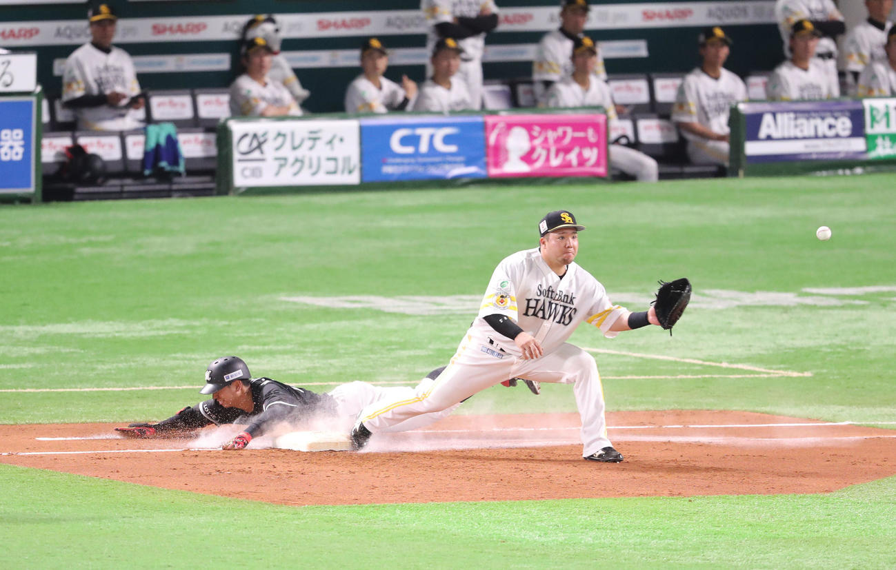 ソフトバンク対ロッテ　2回表ロッテ1死、上田希由翔は二内野安打を放つ（撮影・梅根麻紀）