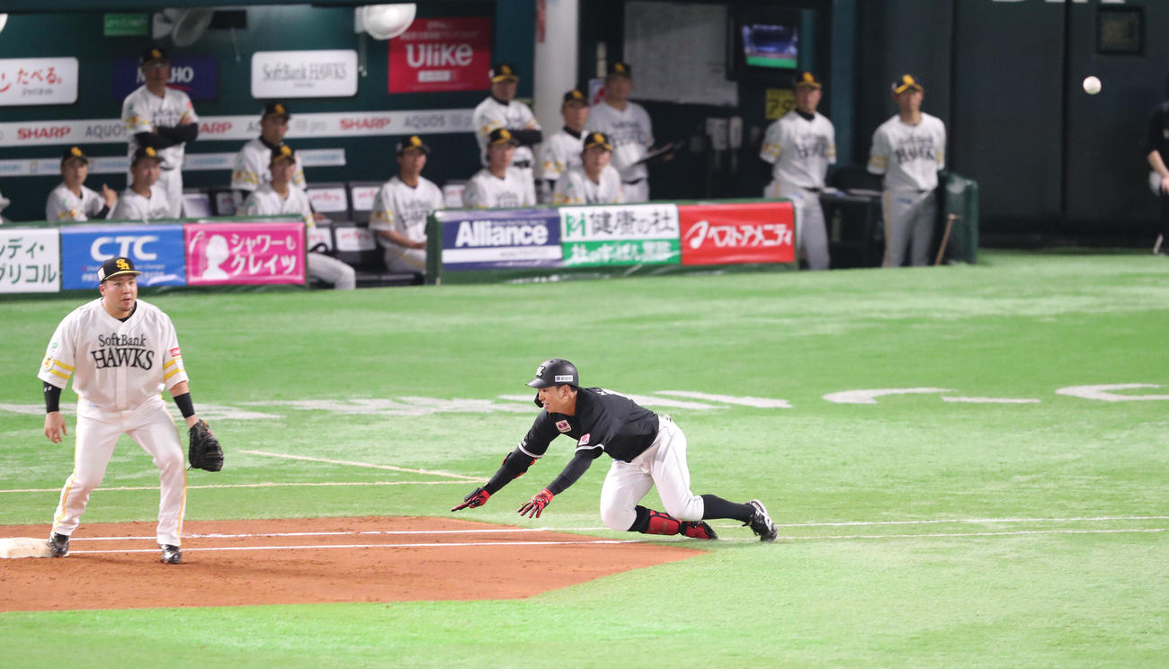 ソフトバンク対ロッテ　2回表ロッテ1死、上田希由翔は二内野安打を放つ（撮影・梅根麻紀）