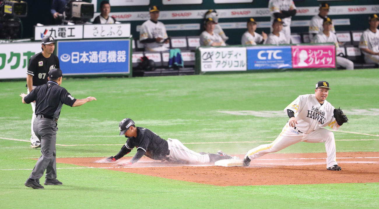 ソフトバンク対ロッテ　2回表ロッテ1死、上田希由翔は二内野安打を放つ（撮影・梅根麻紀）