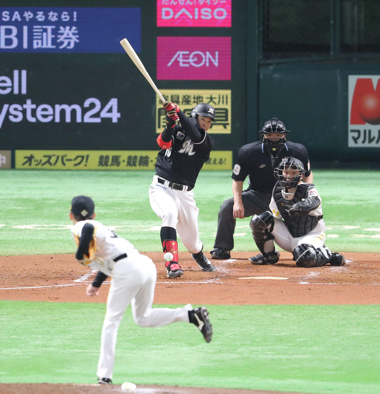 ソフトバンク対ロッテ　2回表ロッテ1死、上田希由翔は二内野安打を放つ（撮影・梅根麻紀）