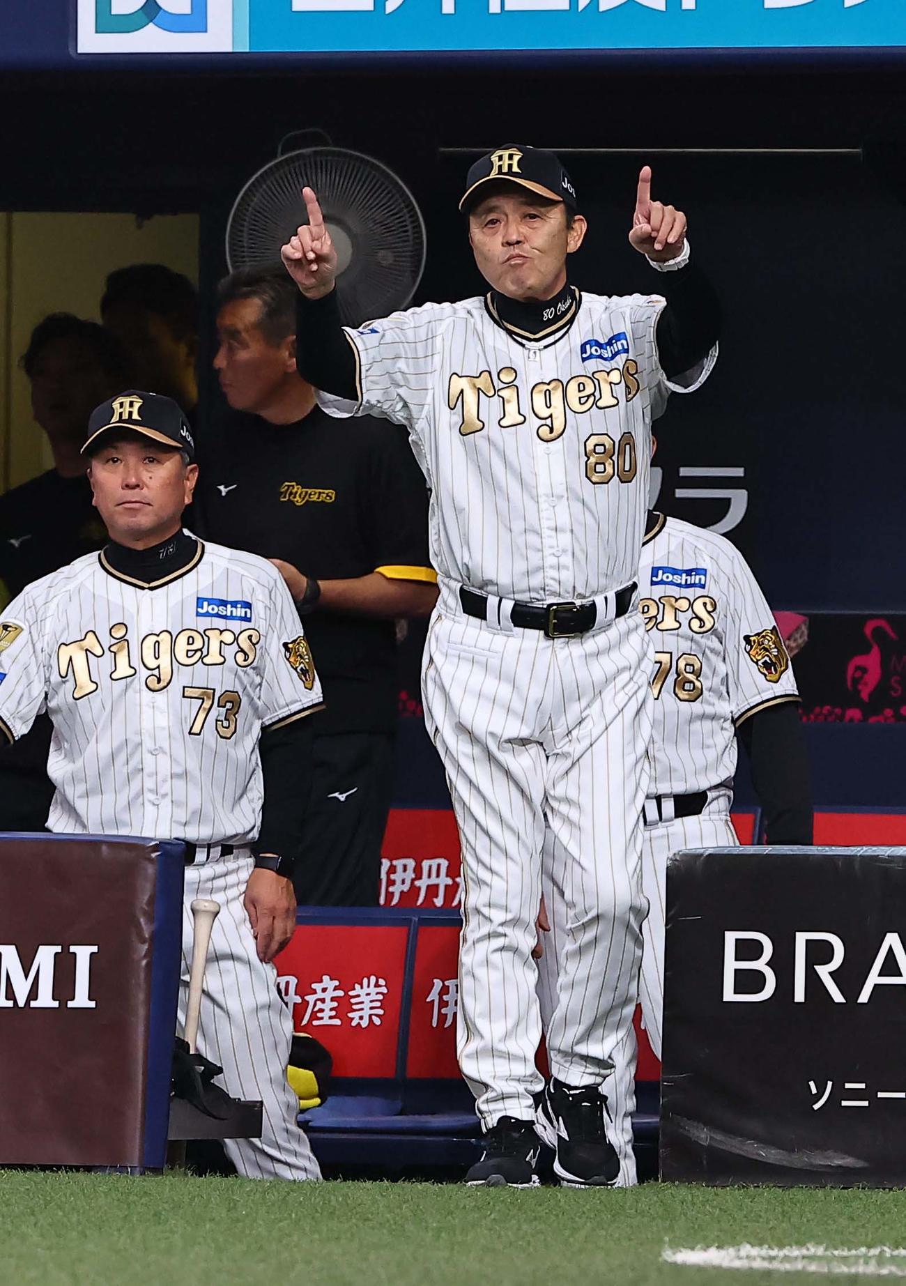 阪神対DeNA 4回裏阪神1死一、三塁、佐藤輝の三塁アウトの判定にリクエストを要求する岡田監督（撮影・上田博志）