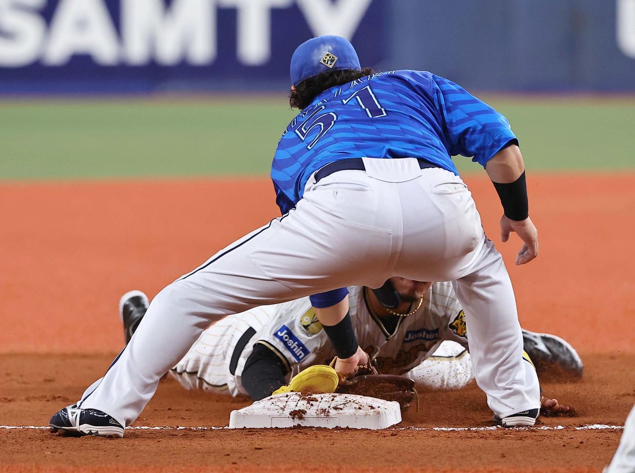 阪神対DeNA 4回裏阪神1死一、三塁、佐藤輝は梅野の適時打で三塁へ滑り込む。アウトの判定も岡田監督のリクエストでセーフとなる（撮影・上田博志）
