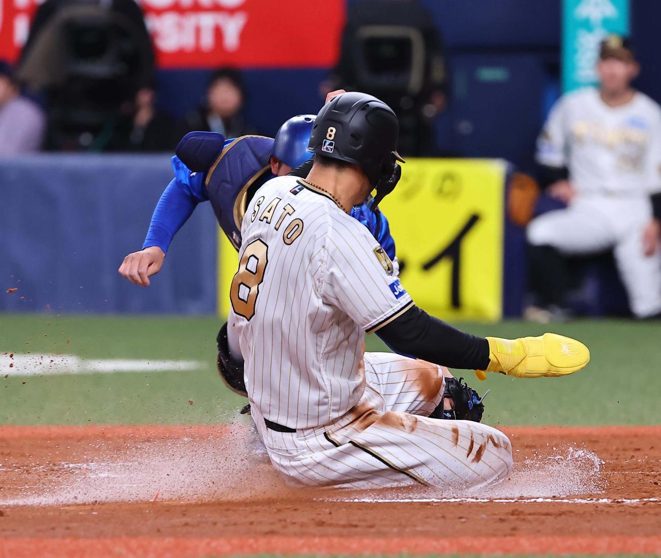 阪神対DeNA 4回裏阪神1死一、三塁、木浪の一ゴロで本塁へ滑り込む佐藤輝。アウト判定もリクエストでセーフとなる（撮影・上田博志）