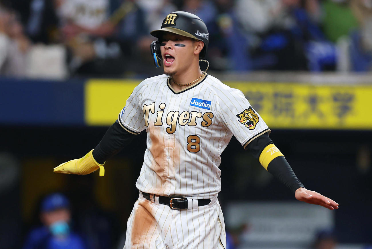 阪神対DeNA 4回裏阪神1死一、三塁、木浪の一ゴロで生還し、セーフをアピールする佐藤輝（撮影・前田充）