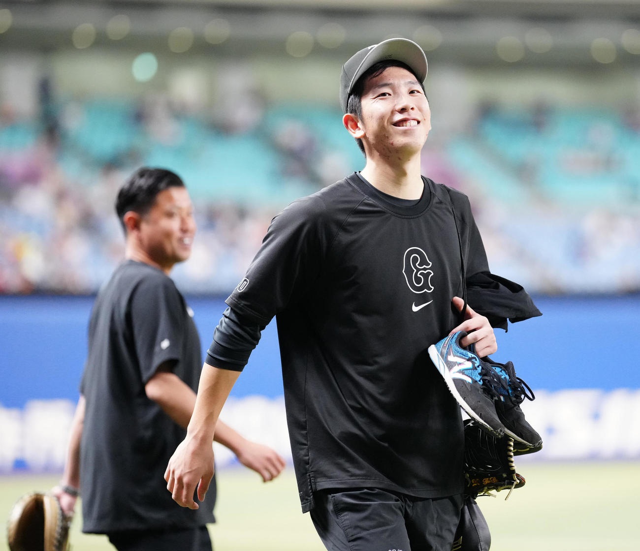中日対巨人　試合前練習を終え引き揚げる巨人戸郷（撮影・江口和貴）