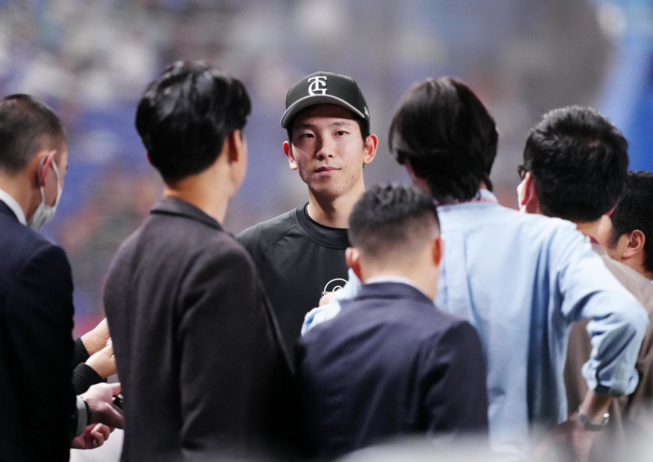 中日対巨人　試合前練習後、取材に応じる巨人戸郷（中央）（撮影・江口和貴）