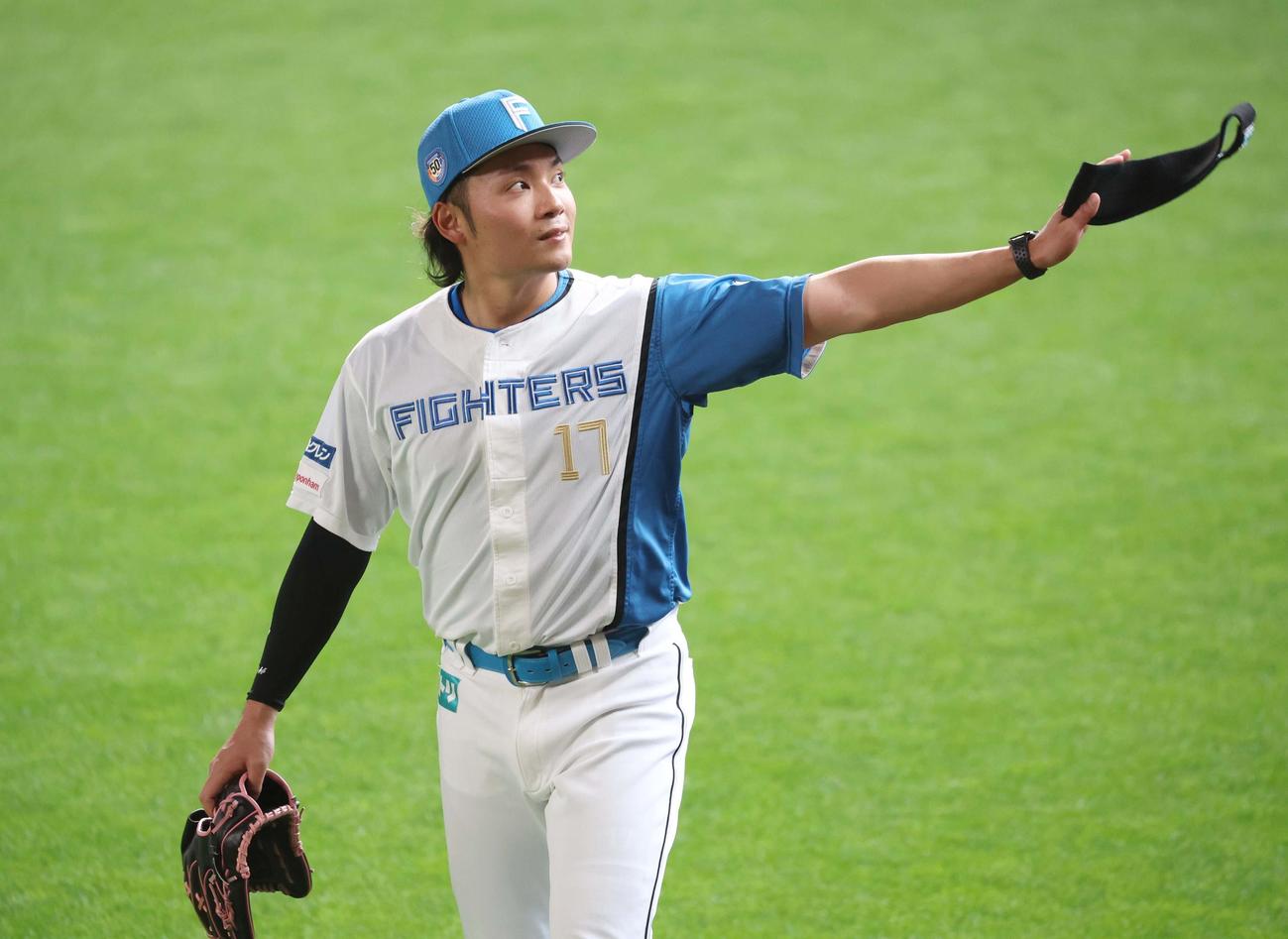 スタンドの入場客の声援に応える日本ハム伊藤（撮影・黒川智章）