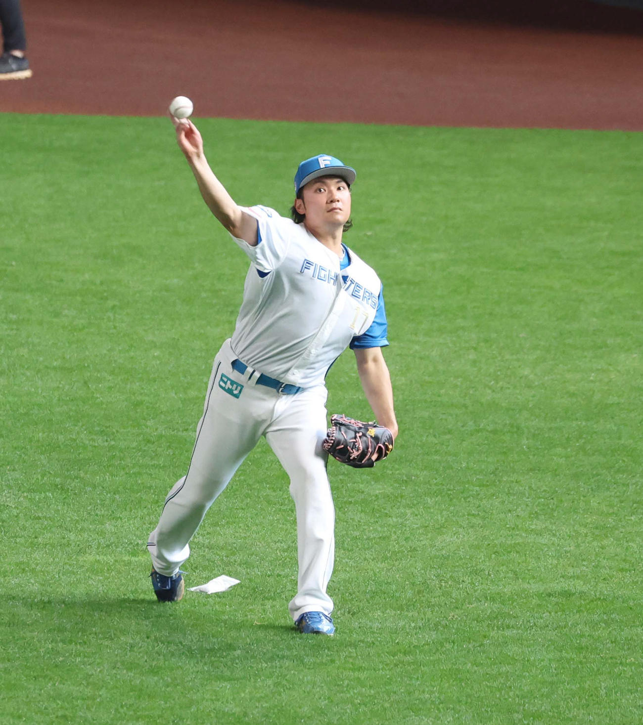 キャッチボールする日本ハム伊藤（撮影・黒川智章）