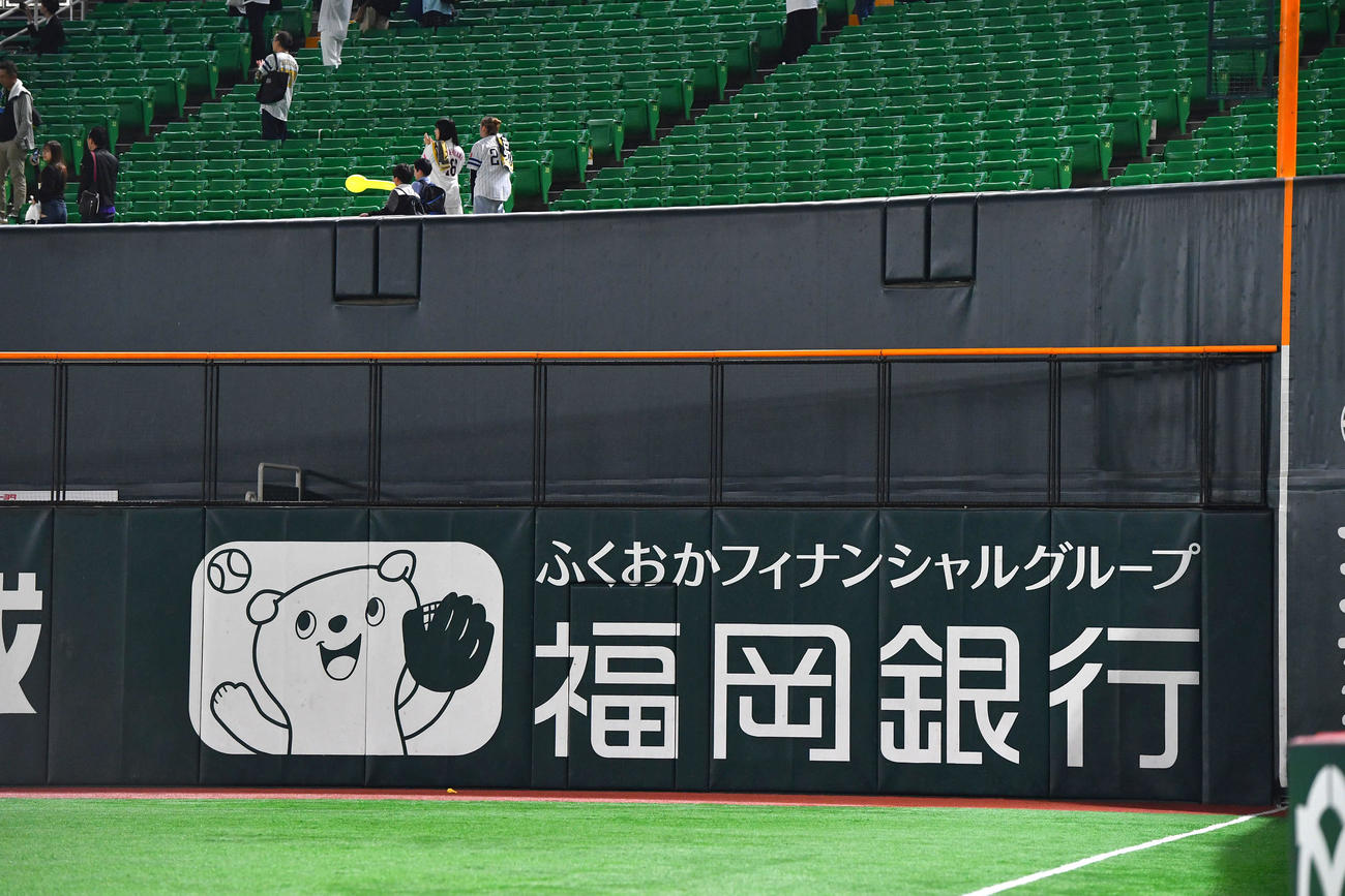 ソフトバンク対ロッテ　3回表にロッテのポランコが打球を当てた、右翼ポール付近の福岡銀行の広告（撮影・岩下翔太）