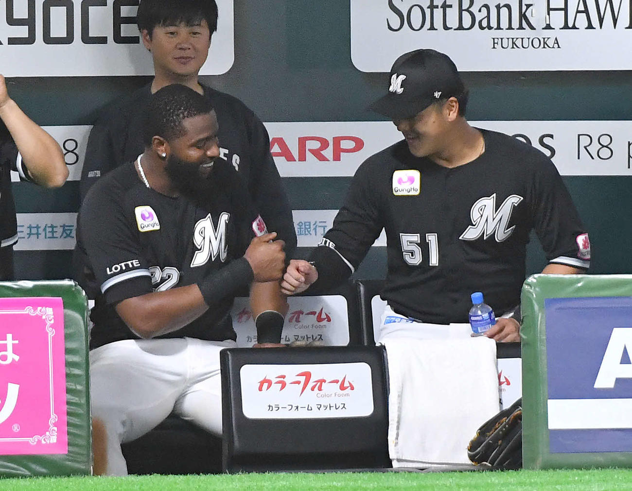 ソフトバンク対ロッテ　6回裏終了後、「ふくぎん賞」を達成したアナウンスが流され、山口（右）と笑顔でタッチを交わすポランコ（撮影・岩下翔太）
