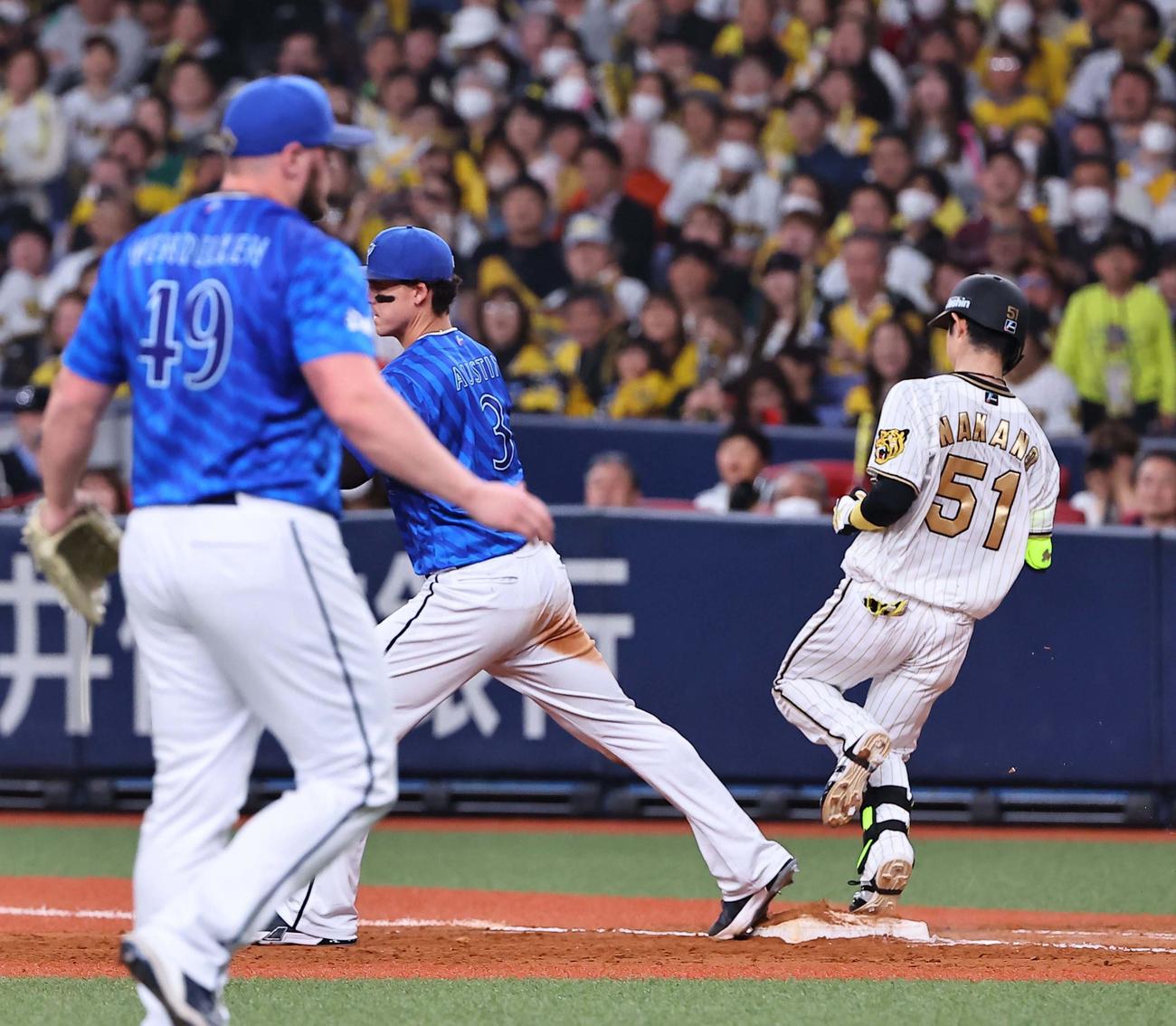 阪神対DeNA 7回裏阪神1死一、二塁、中野は二ゴロ併殺打に倒れる（撮影・上田博志）