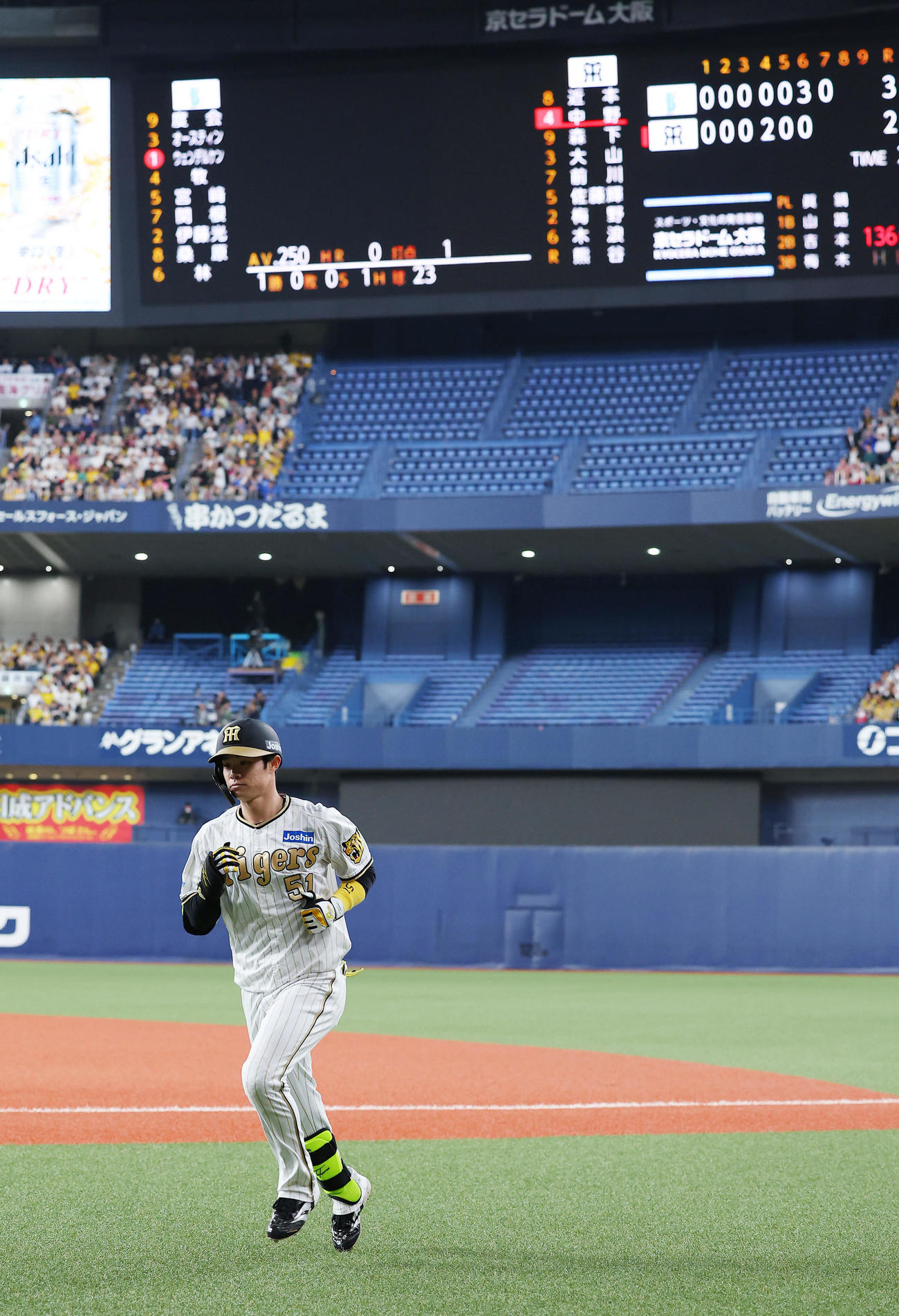 阪神対DeNA 7回裏阪神1死一、二塁、二ゴロ併殺に倒れた中野（撮影・前田充）