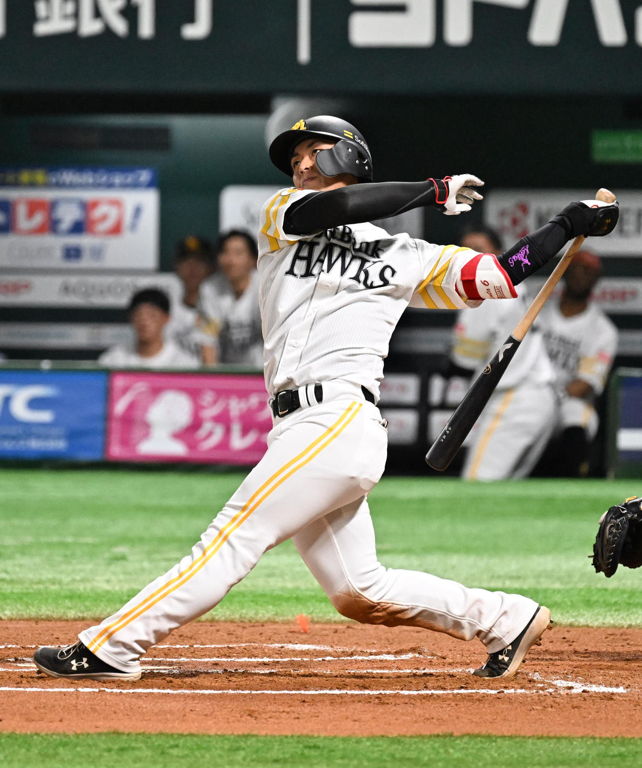 ソフトバンク対ロッテ　6回裏ソフトバンク2死、今宮は左越えに本塁打を放つ（撮影・林敢治）