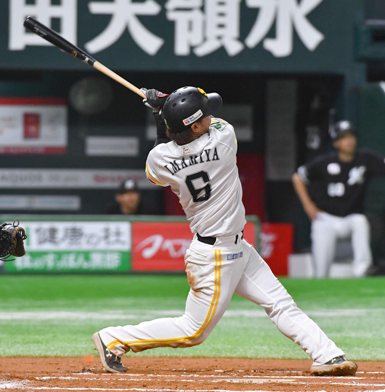 ソフトバンク対ロッテ　6回裏ソフトバンク2死、今宮は左越え本塁打を放つ（撮影・岩下翔太）