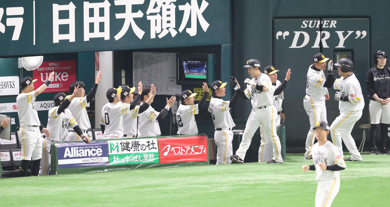 ソフトバンク対ロッテ　1回裏ソフトバンク1死二塁、近藤は右越えに2点本塁打を放つ、盛り上がるナイン（撮影・梅根麻紀）