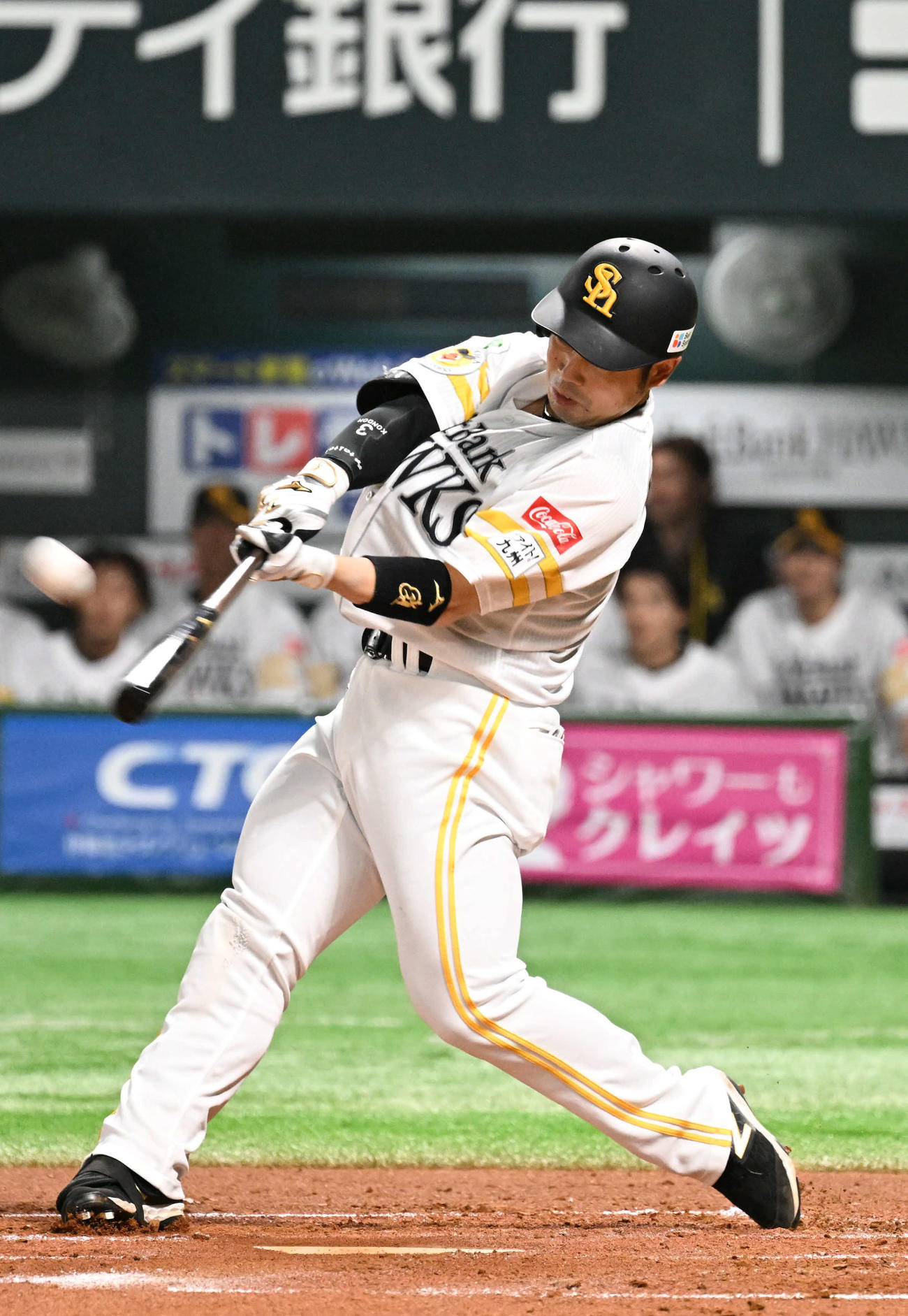 ソフトバンク対ロッテ　1回裏ソフトバンク1死二塁、近藤は右越えに2点本塁打を放つ（撮影・林敢治）
