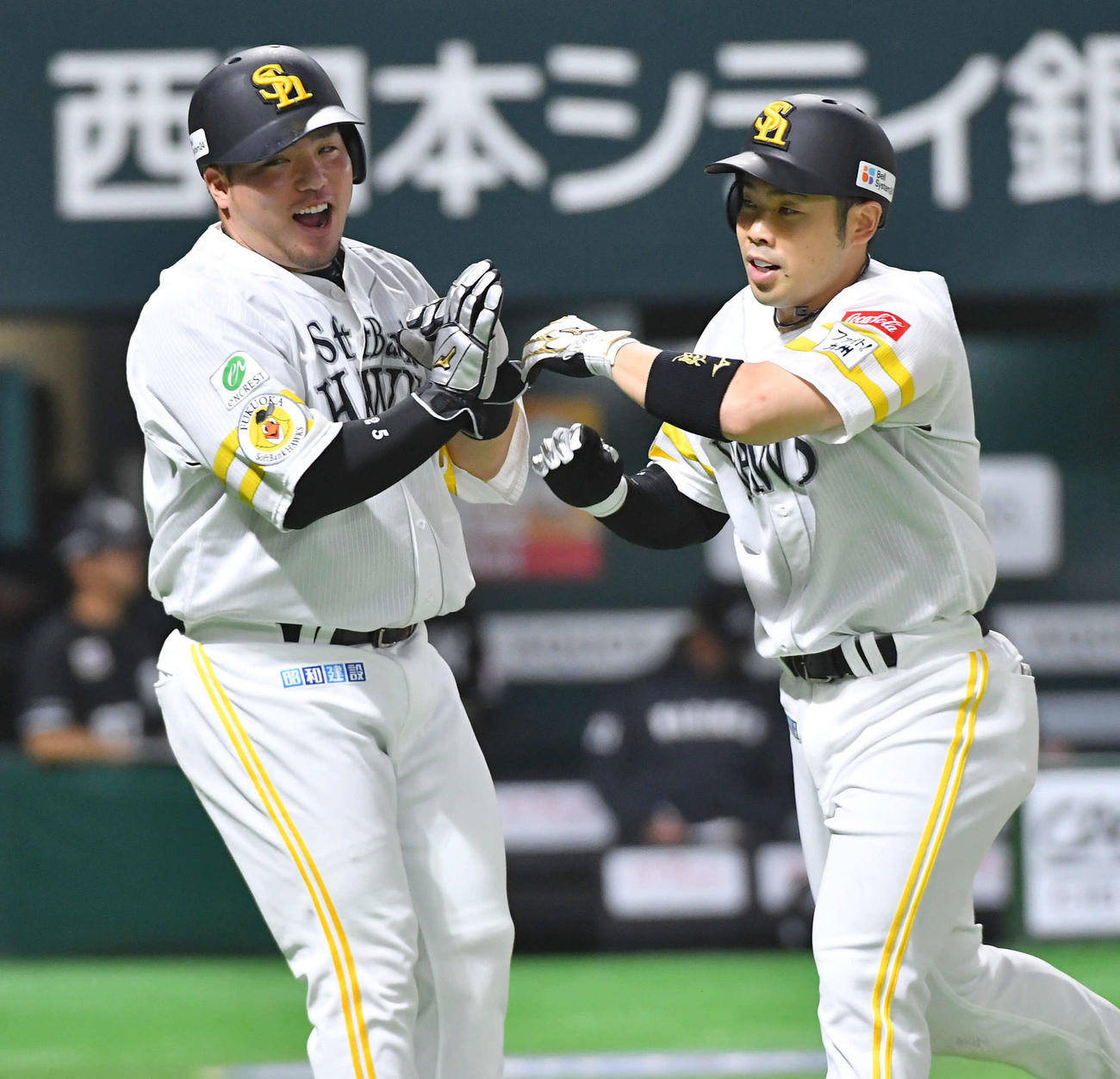 ソフトバンク対ロッテ　1回裏ソフトバンク1死二塁、右越え2点本塁打を放った近藤（右）は、山川とタッチを交わす（撮影・岩下翔太）