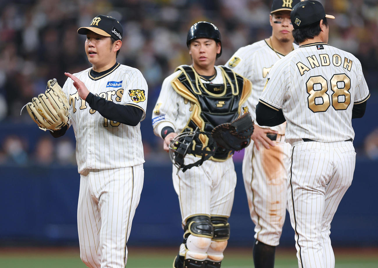 阪神対DeNA　6回表DeNA1死満塁、降板となる西勇（左）（撮影・前田充）